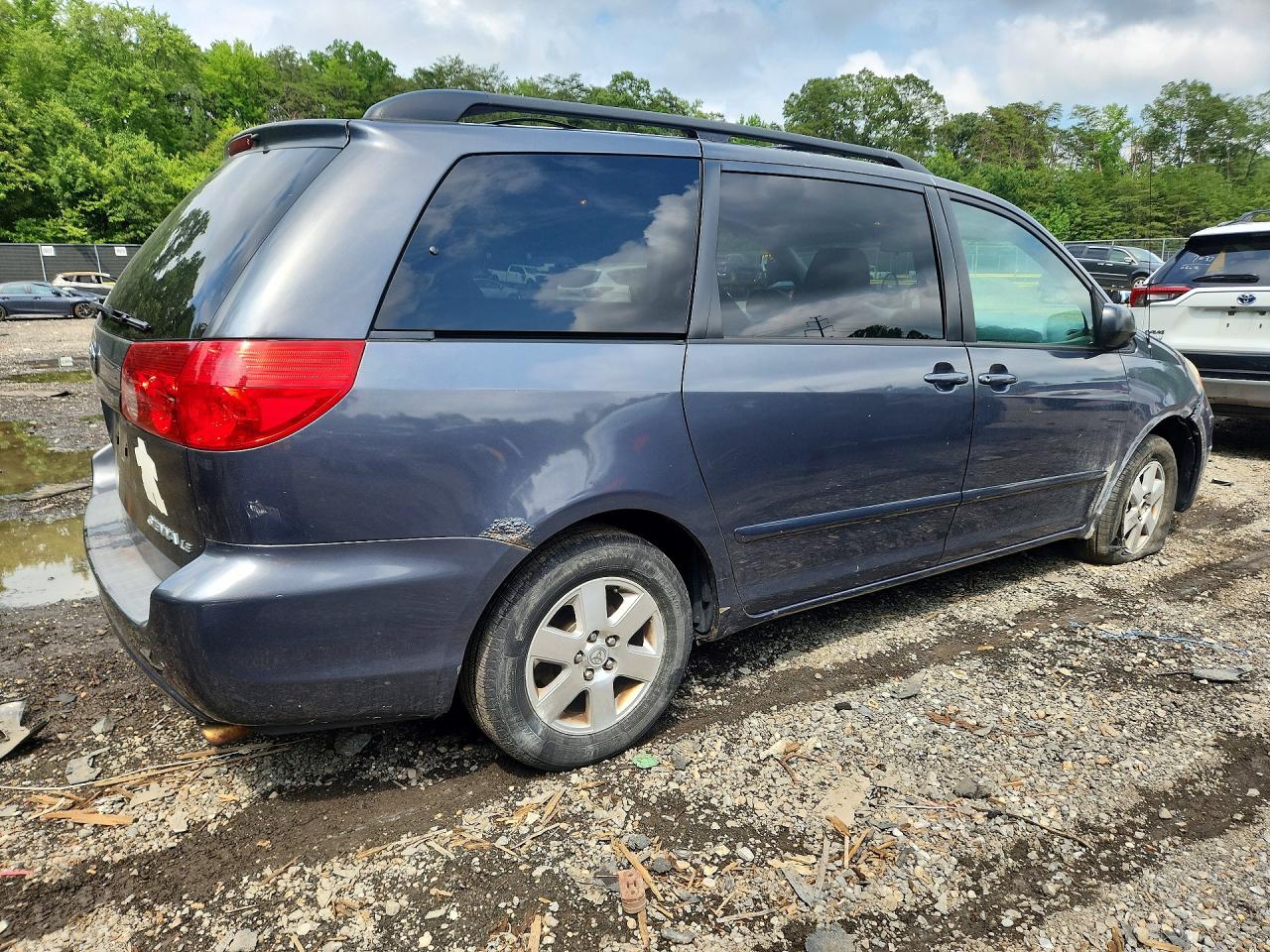 2010 Toyota Sienna Le 7-passenger Gray vin: 5TDKK4CC4AS289561