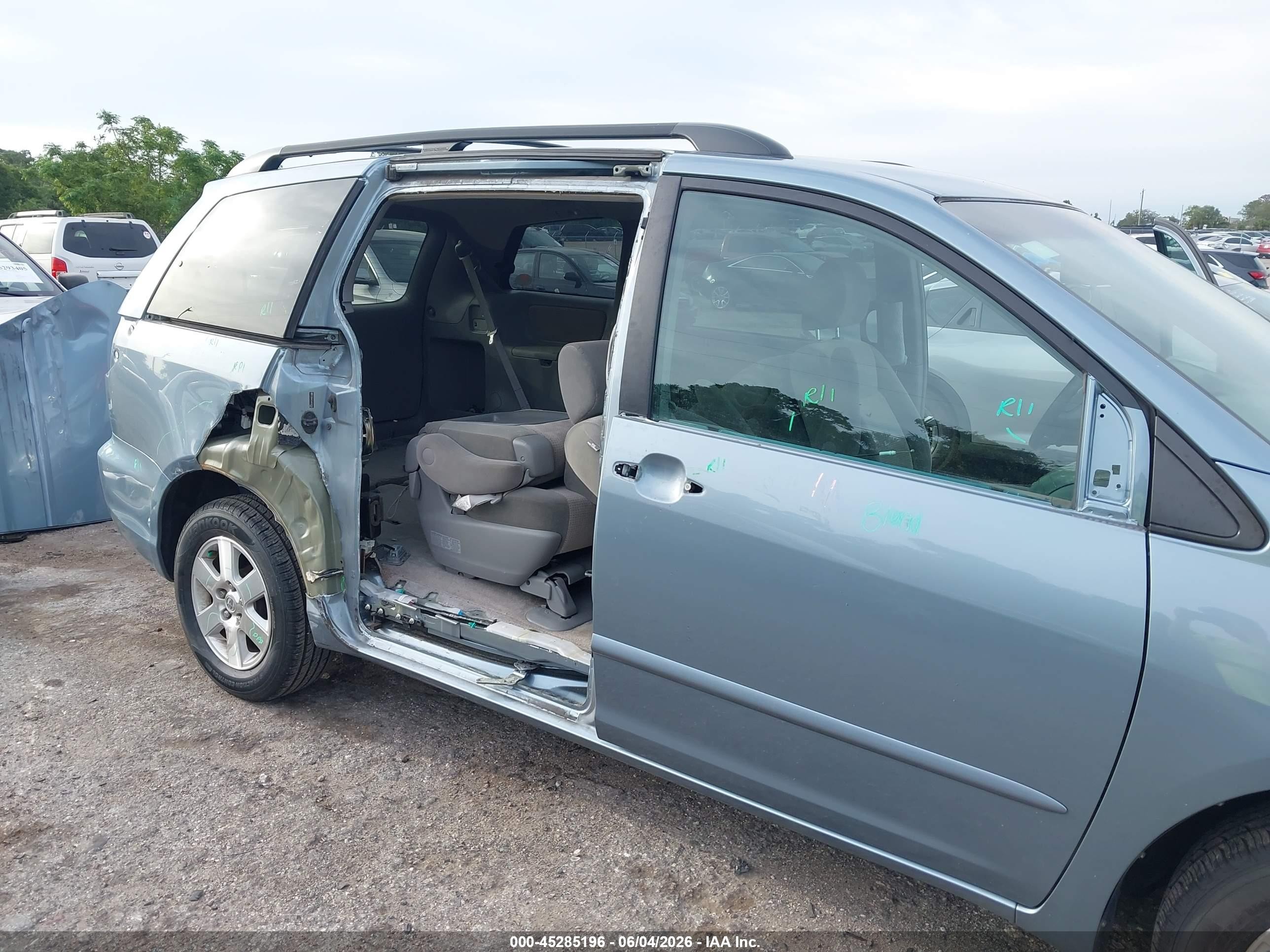 2010 Toyota Sienna Le Light Blue vin: 5TDKK4CC4AS300204