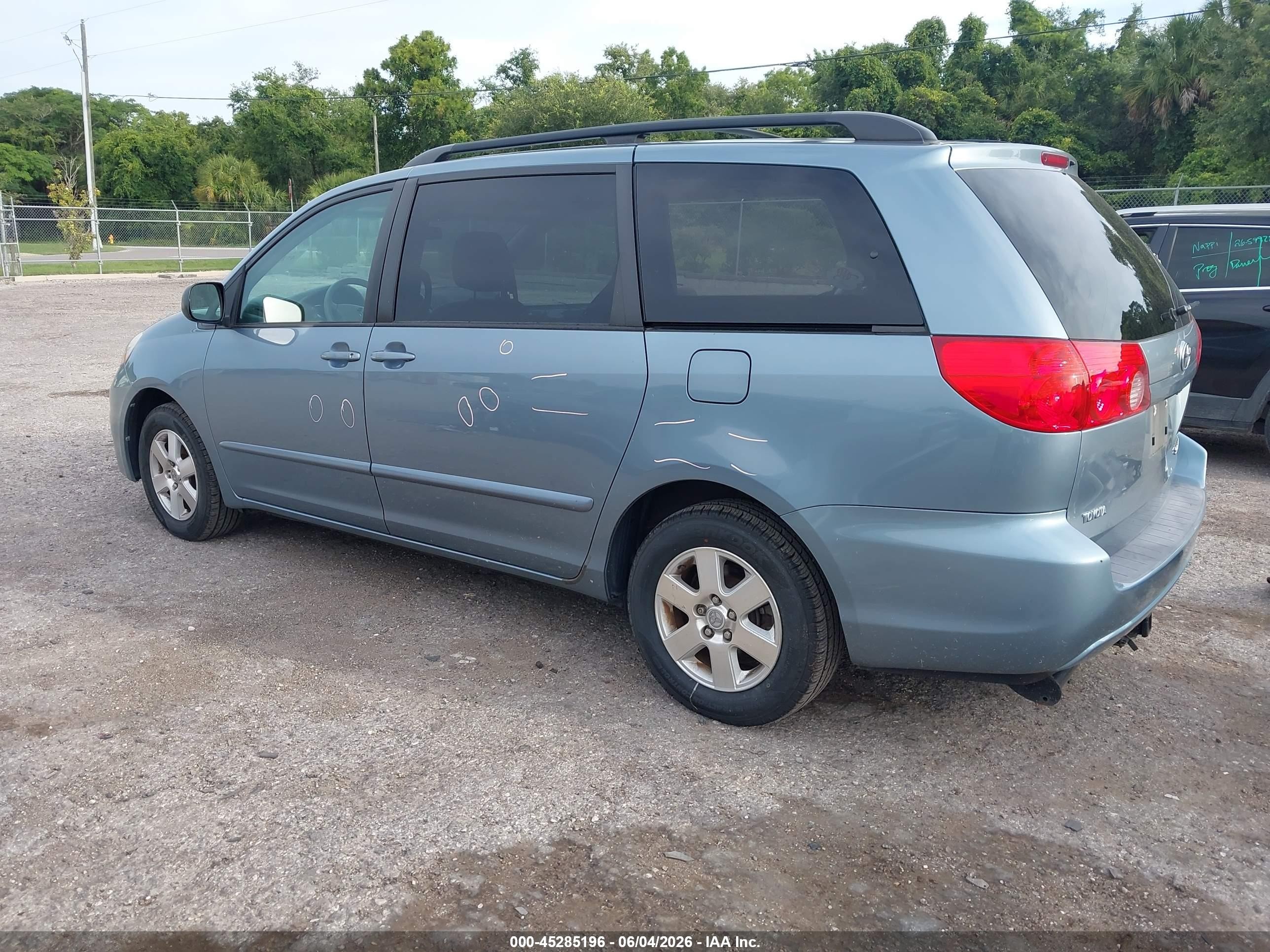 2010 Toyota Sienna Le Light Blue vin: 5TDKK4CC4AS300204