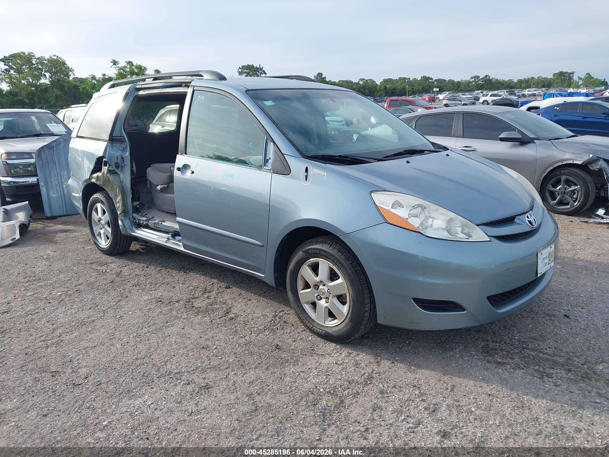 2010 Toyota Sienna Le Light Blue vin: 5TDKK4CC4AS300204