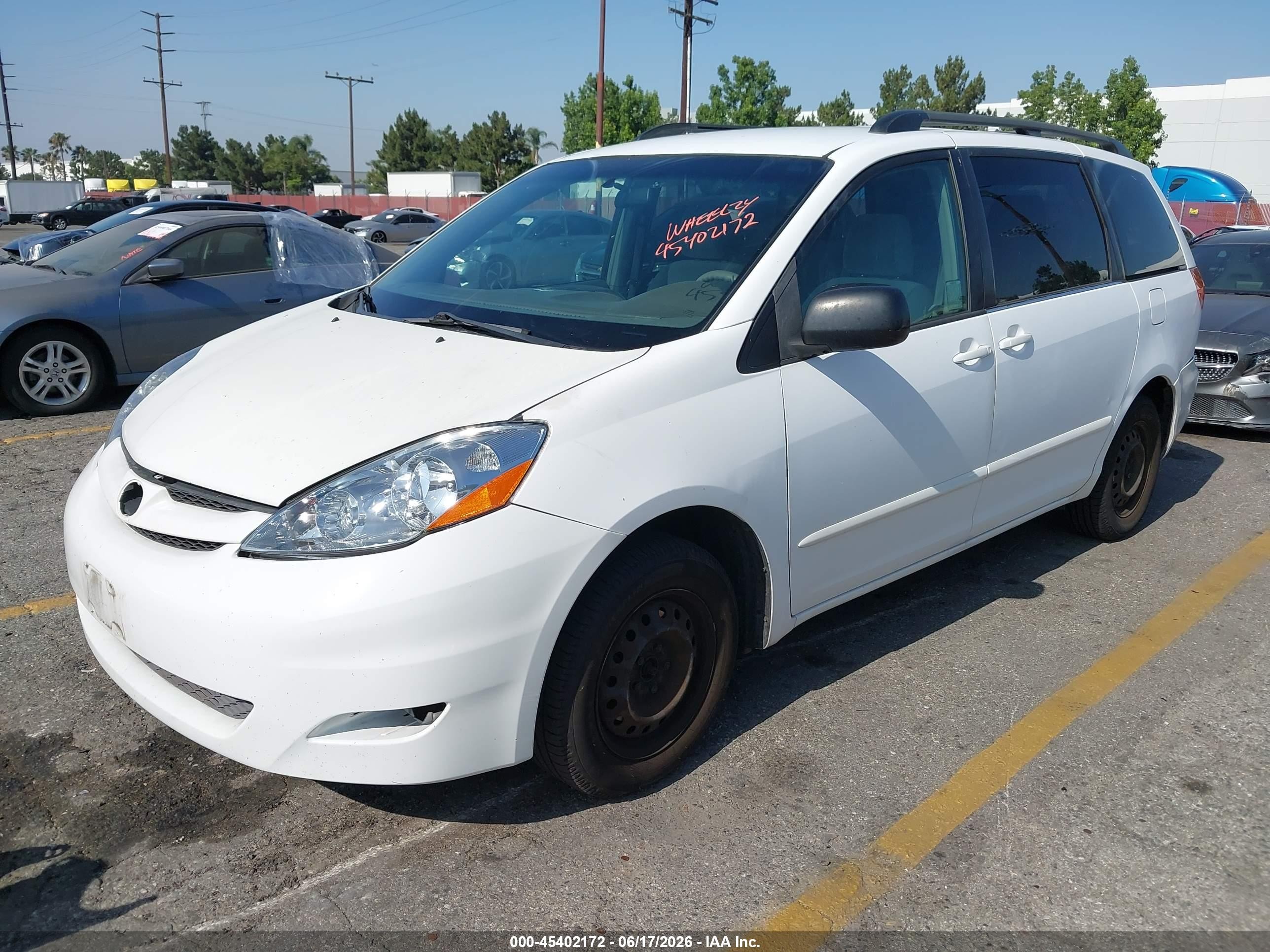 2010 Toyota Sienna Le White vin: 5TDKK4CC4AS300350