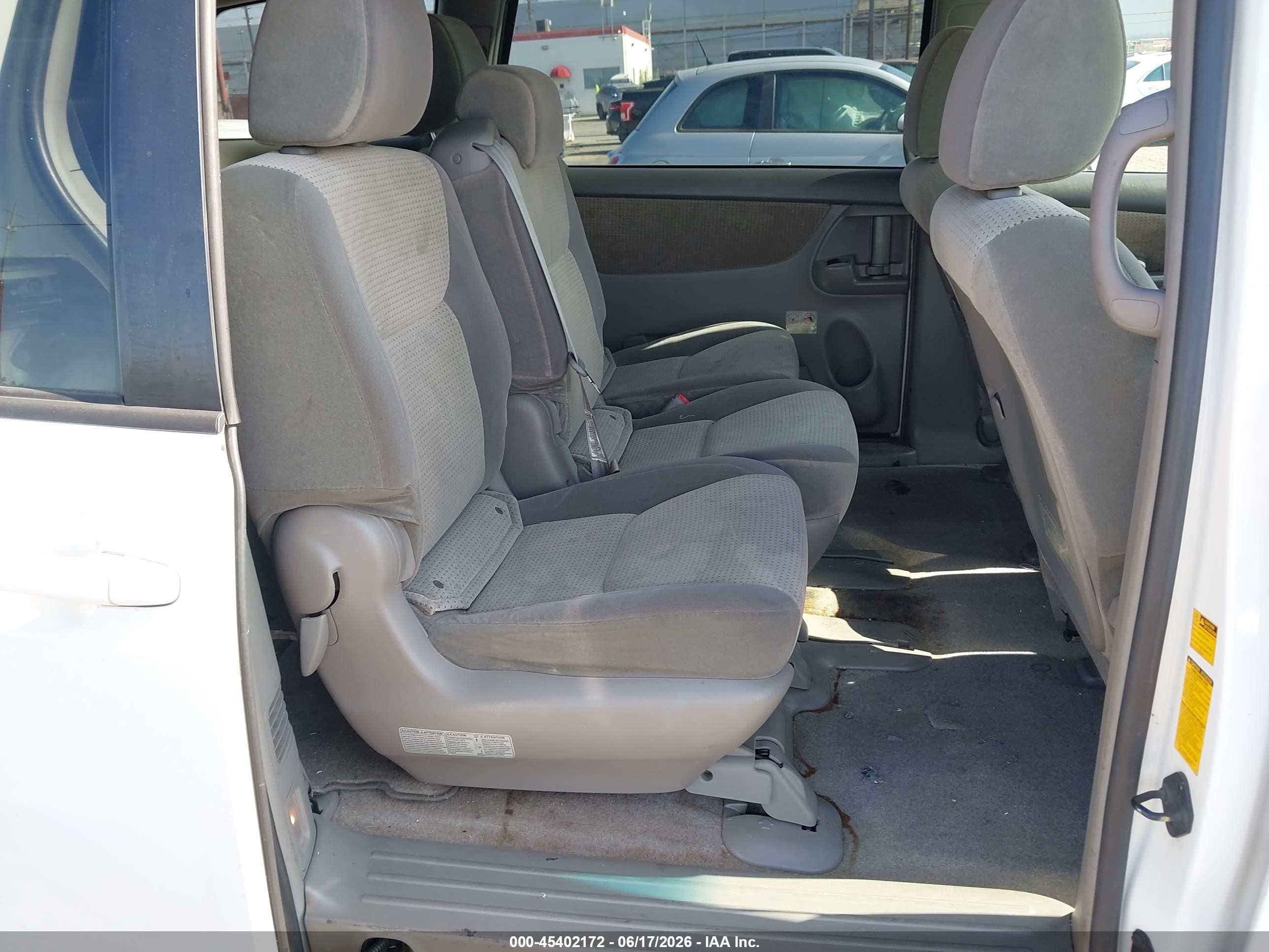 2010 Toyota Sienna Le White vin: 5TDKK4CC4AS300350