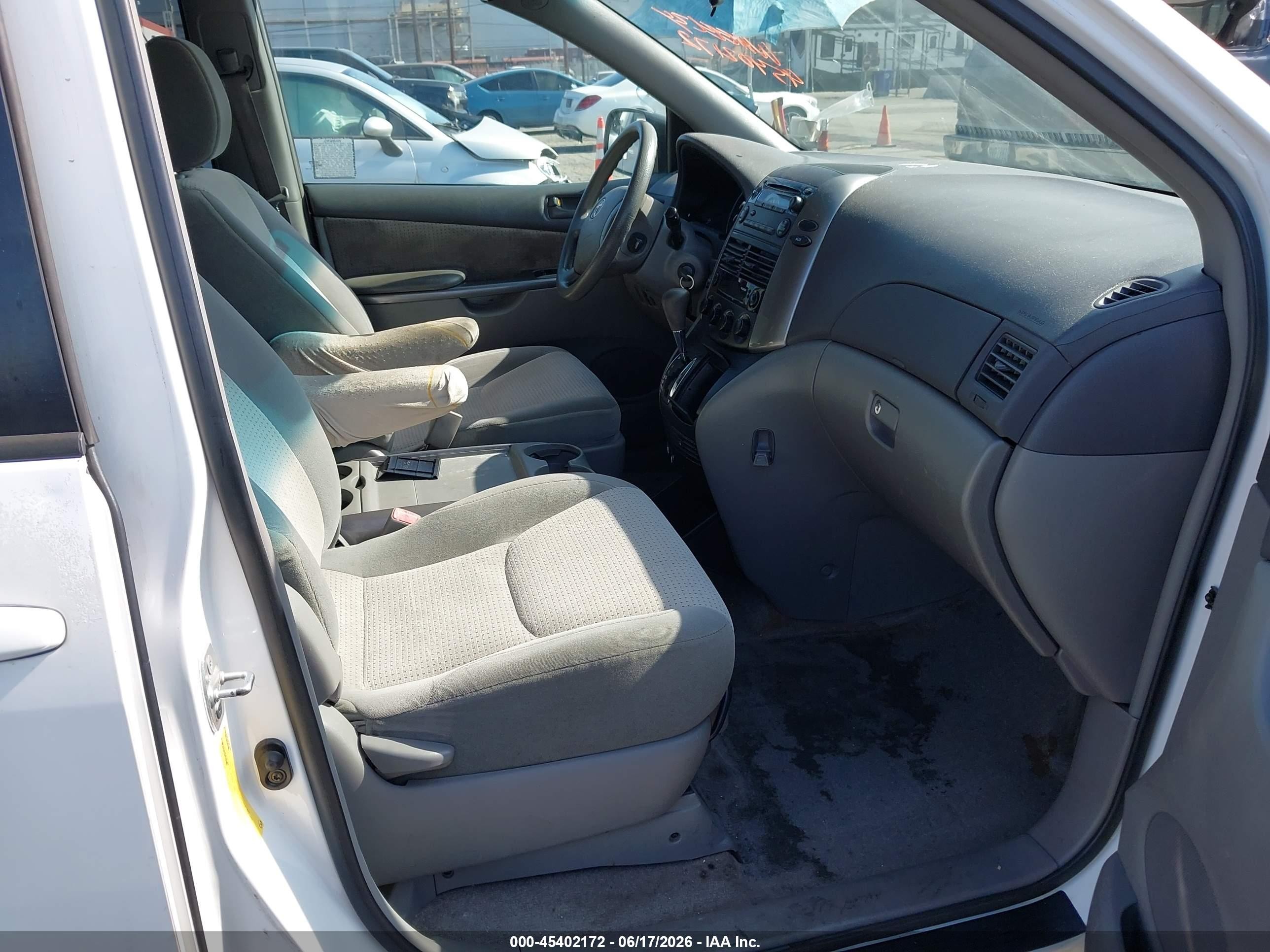 2010 Toyota Sienna Le White vin: 5TDKK4CC4AS300350