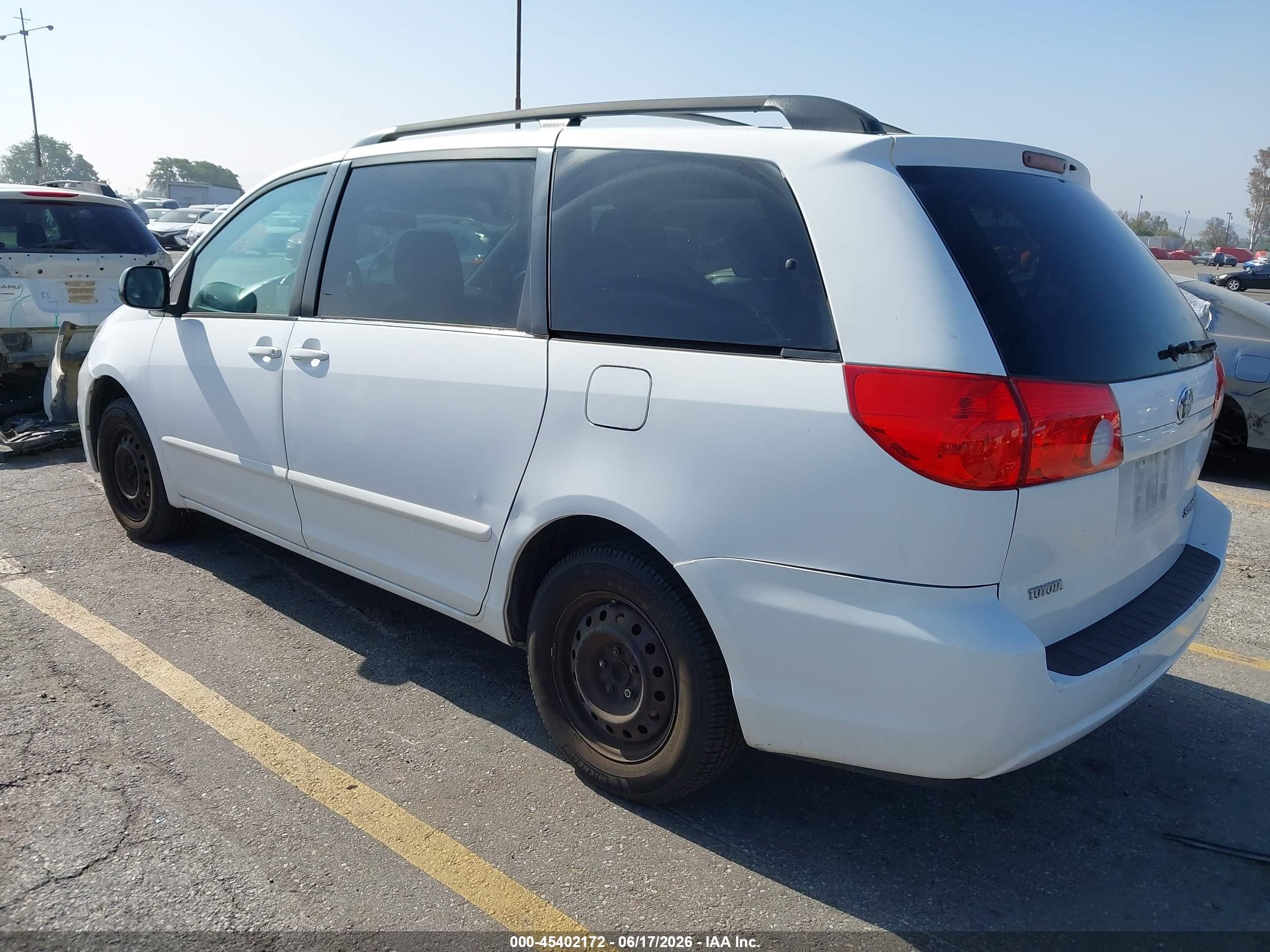 2010 Toyota Sienna Le White vin: 5TDKK4CC4AS300350