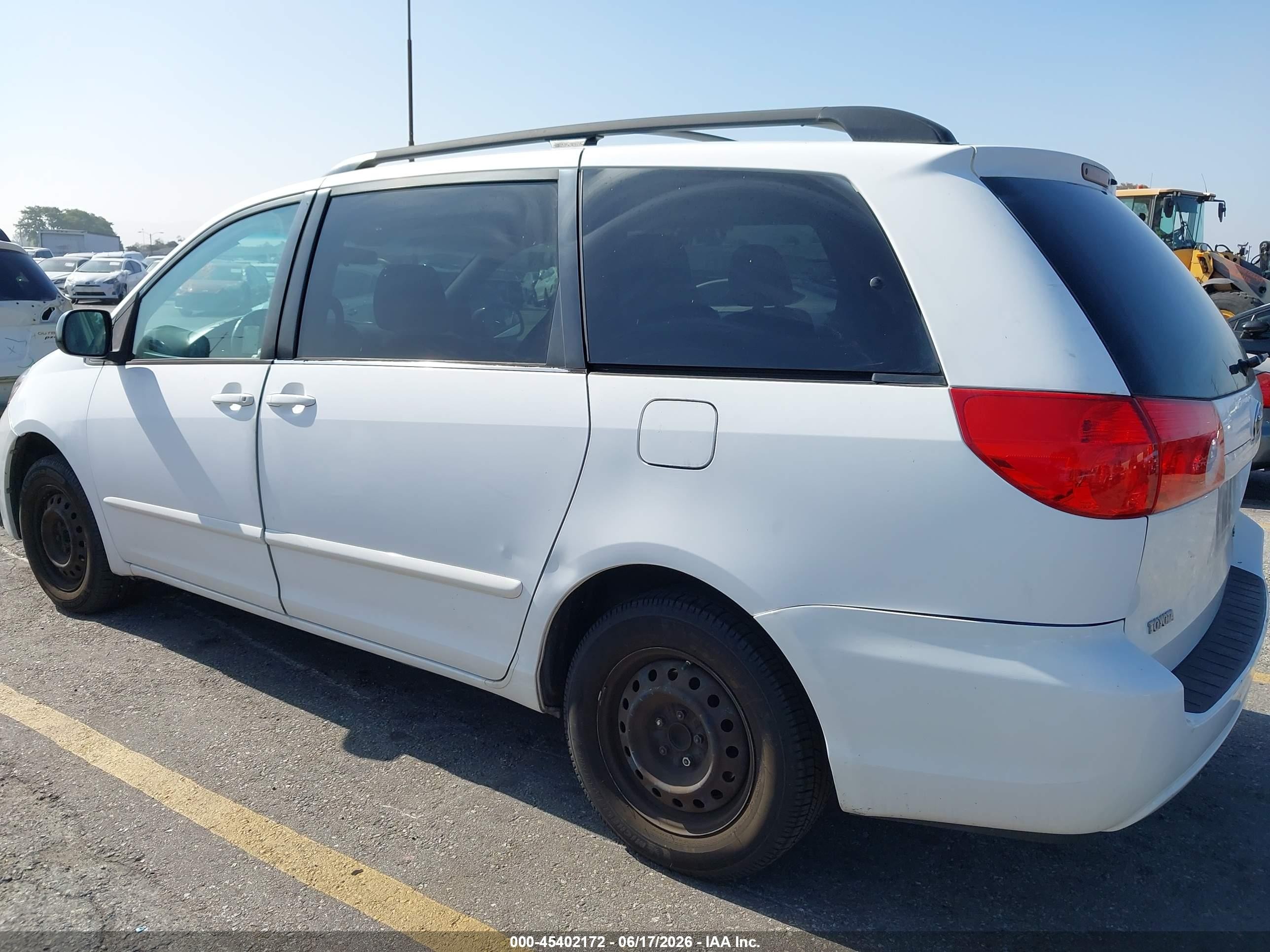 2010 Toyota Sienna Le White vin: 5TDKK4CC4AS300350