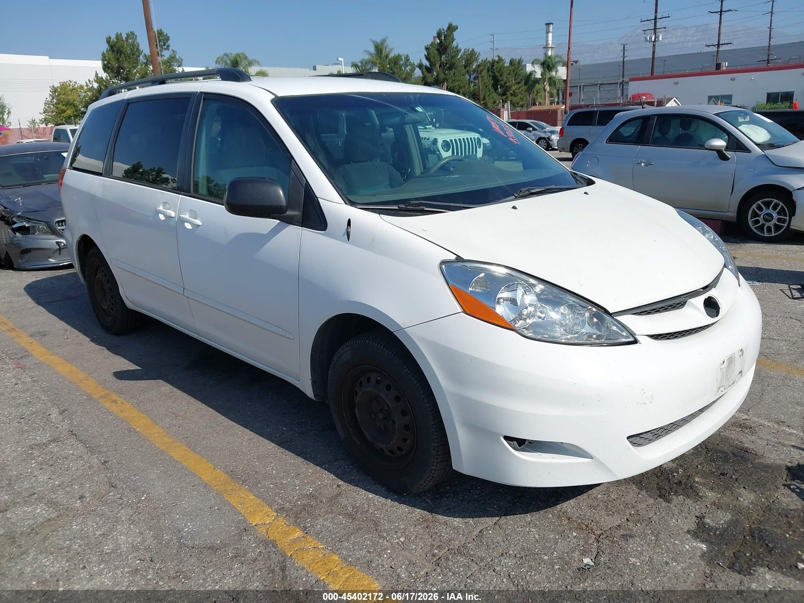 2010 Toyota Sienna Le White vin: 5TDKK4CC4AS300350