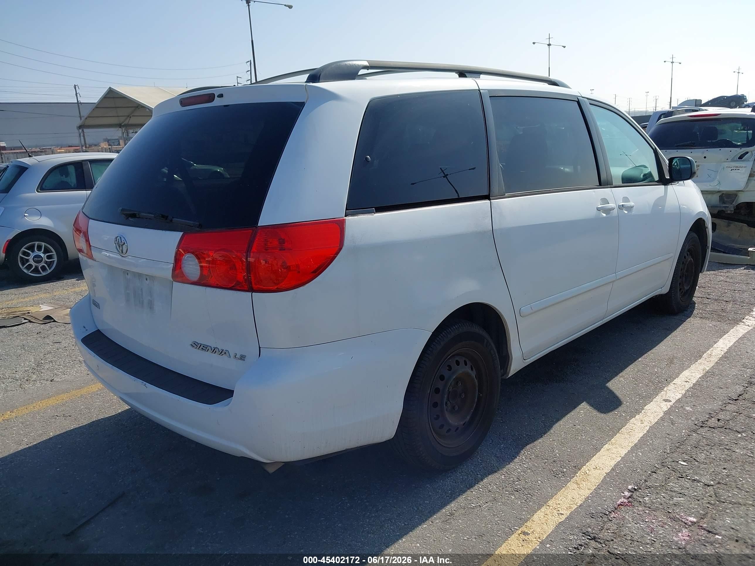 2010 Toyota Sienna Le White vin: 5TDKK4CC4AS300350