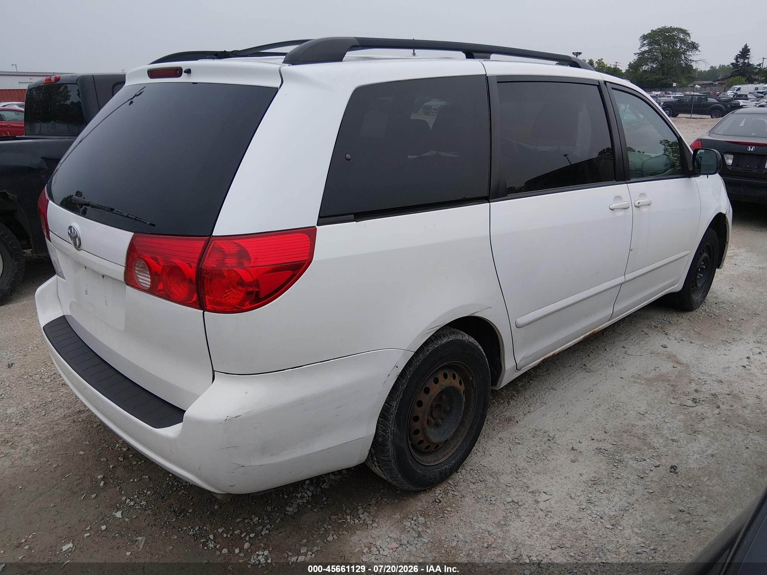 2010 Toyota Sienna Le White vin: 5TDKK4CC4AS321344