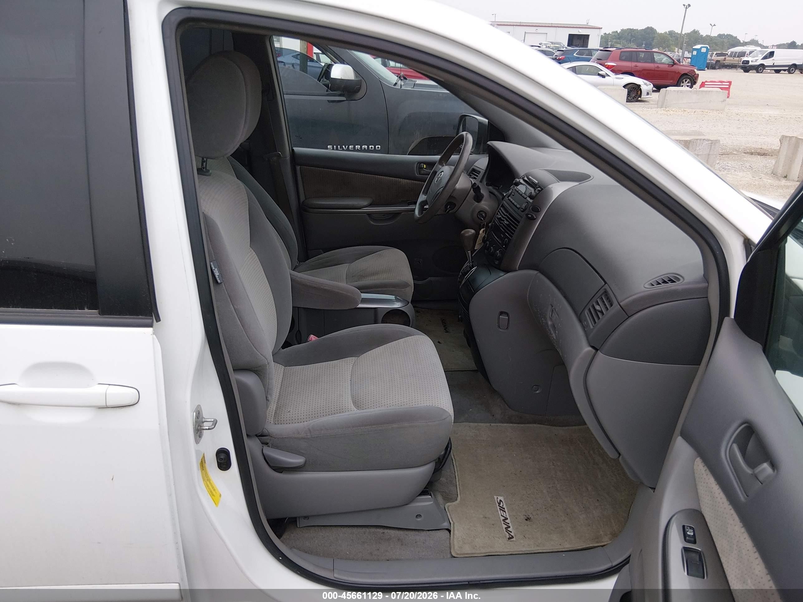 2010 Toyota Sienna Le White vin: 5TDKK4CC4AS321344