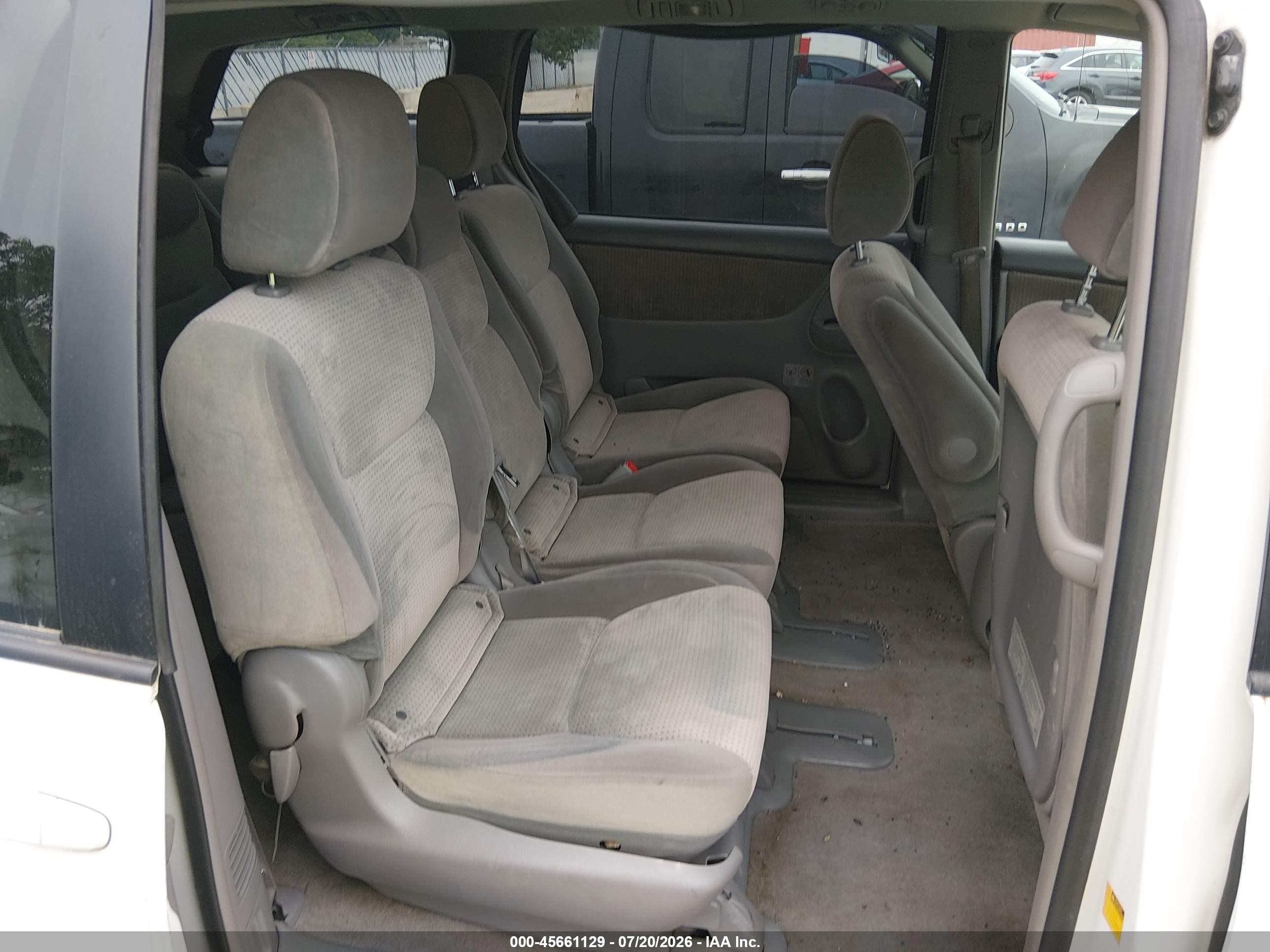 2010 Toyota Sienna Le White vin: 5TDKK4CC4AS321344