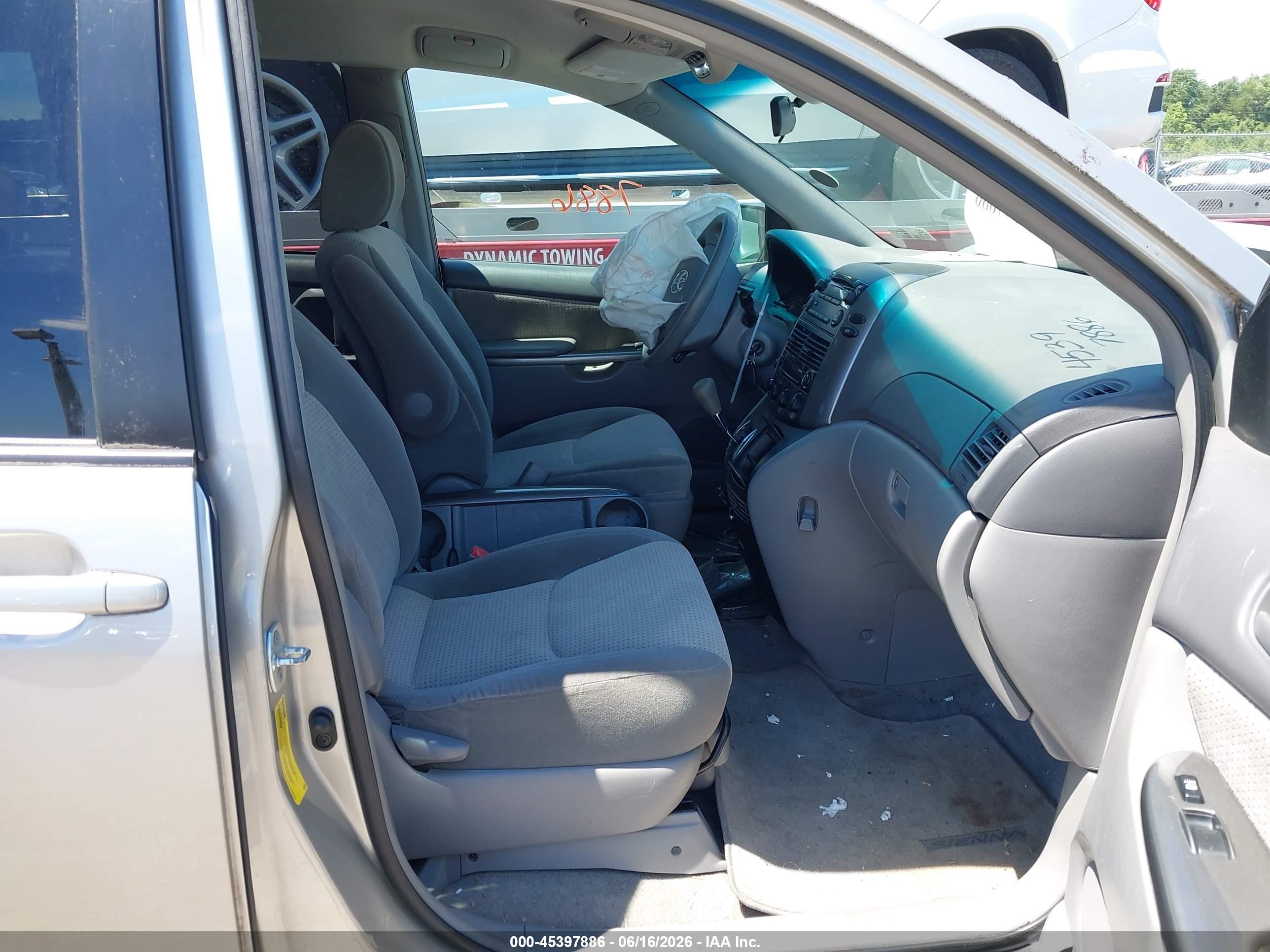 2010 Toyota Sienna Le Silver vin: 5TDKK4CC4AS321439