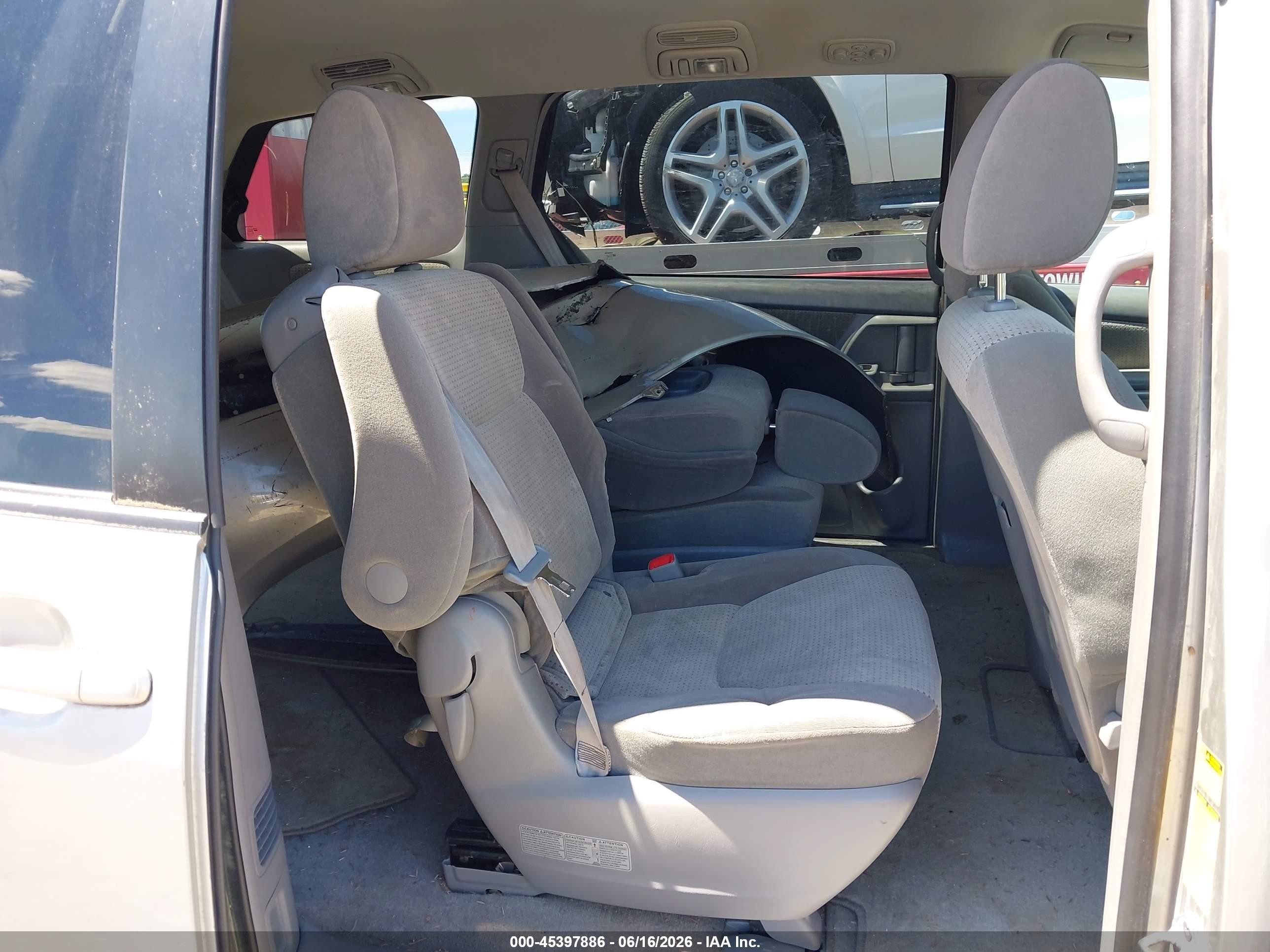 2010 Toyota Sienna Le Silver vin: 5TDKK4CC4AS321439