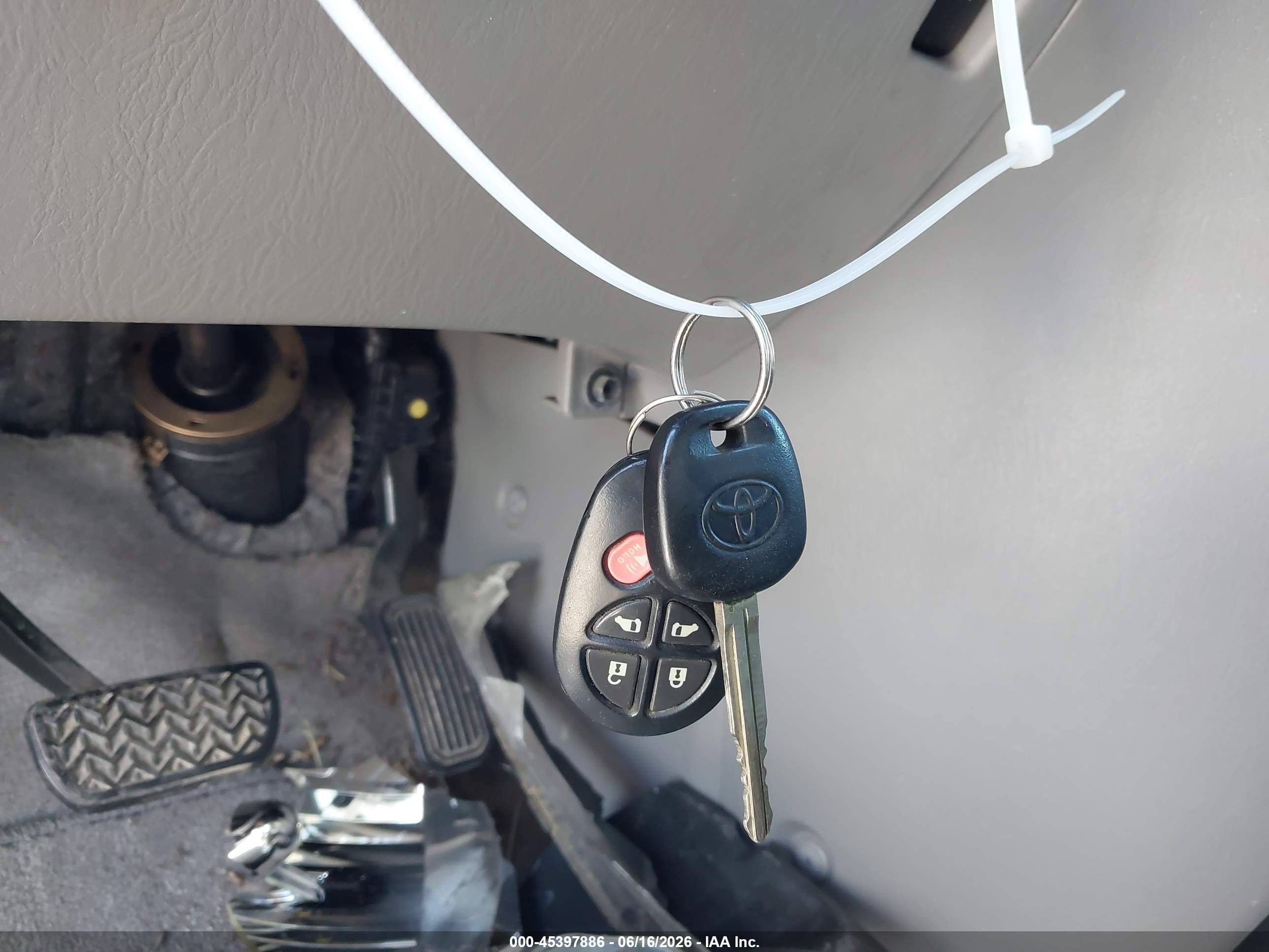 2010 Toyota Sienna Le Silver vin: 5TDKK4CC4AS321439