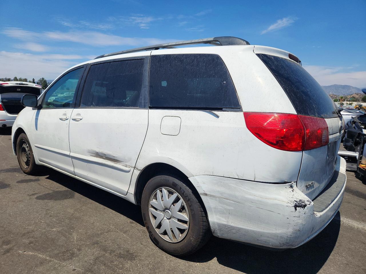 2010 Toyota Sienna Le 7-passenger White vin: 5TDKK4CC5AS290704