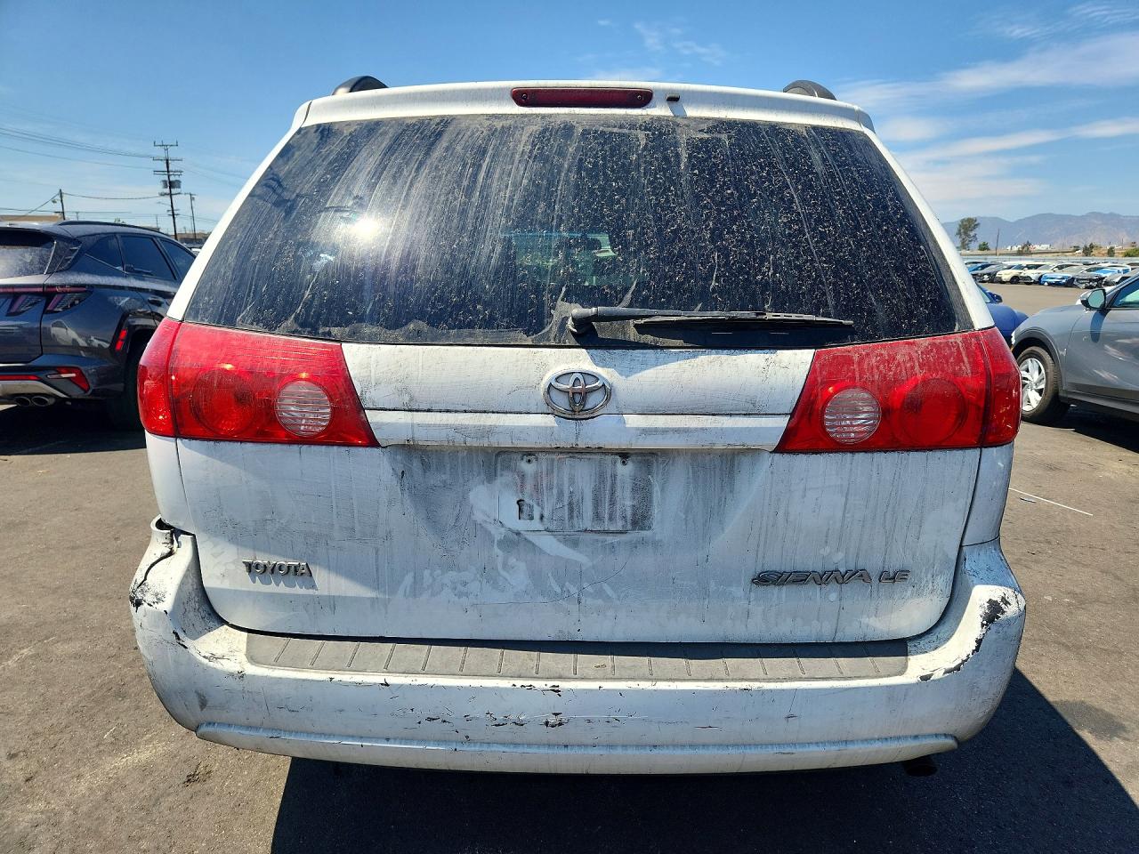 2010 Toyota Sienna Le 7-passenger White vin: 5TDKK4CC5AS290704