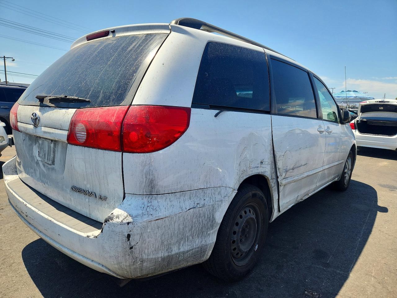 2010 Toyota Sienna Le 7-passenger White vin: 5TDKK4CC5AS290704
