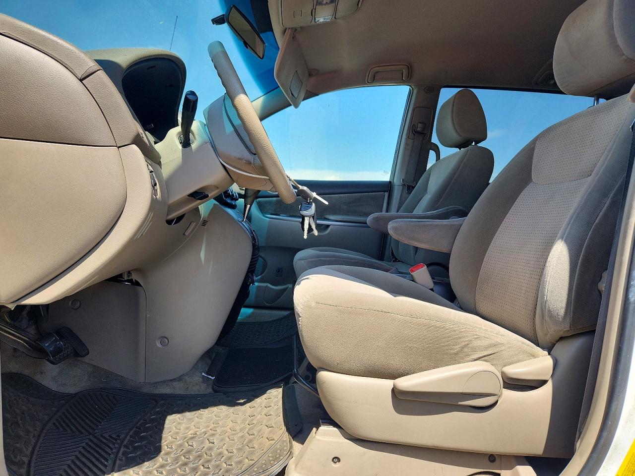 2010 Toyota Sienna Le 7-passenger White vin: 5TDKK4CC5AS290704