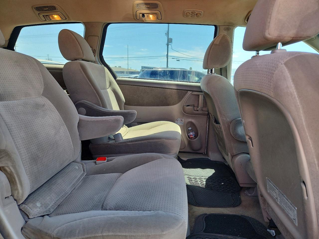 2010 Toyota Sienna Le 7-passenger White vin: 5TDKK4CC5AS290704
