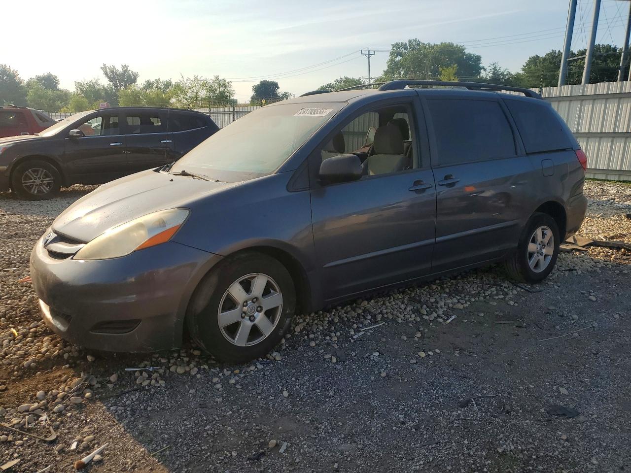 2010 Toyota Sienna Le 7-passenger Gray vin: 5TDKK4CC5AS291965