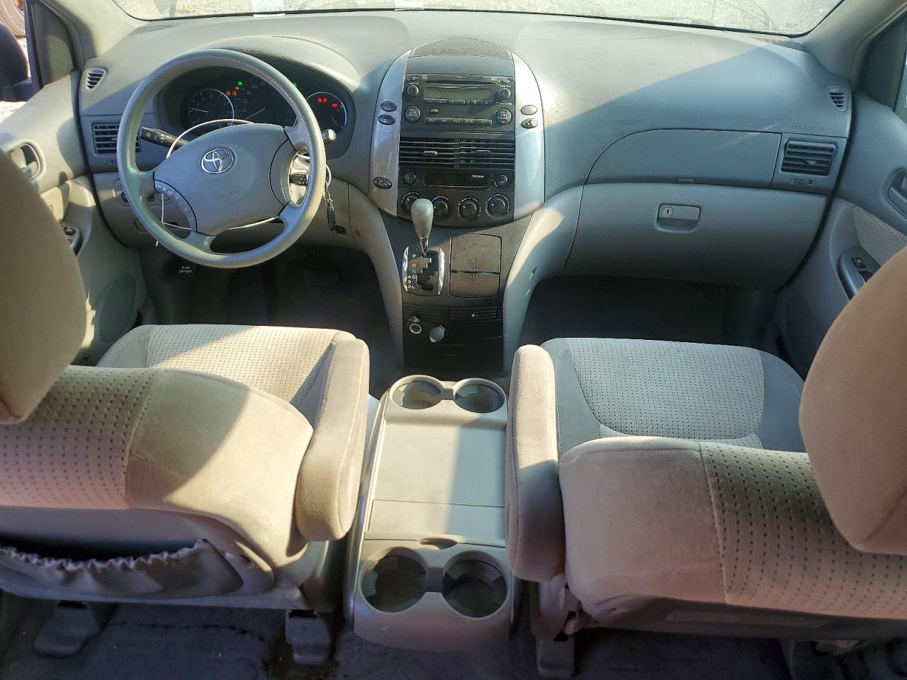2010 Toyota Sienna Le 7-passenger Gray vin: 5TDKK4CC5AS291965