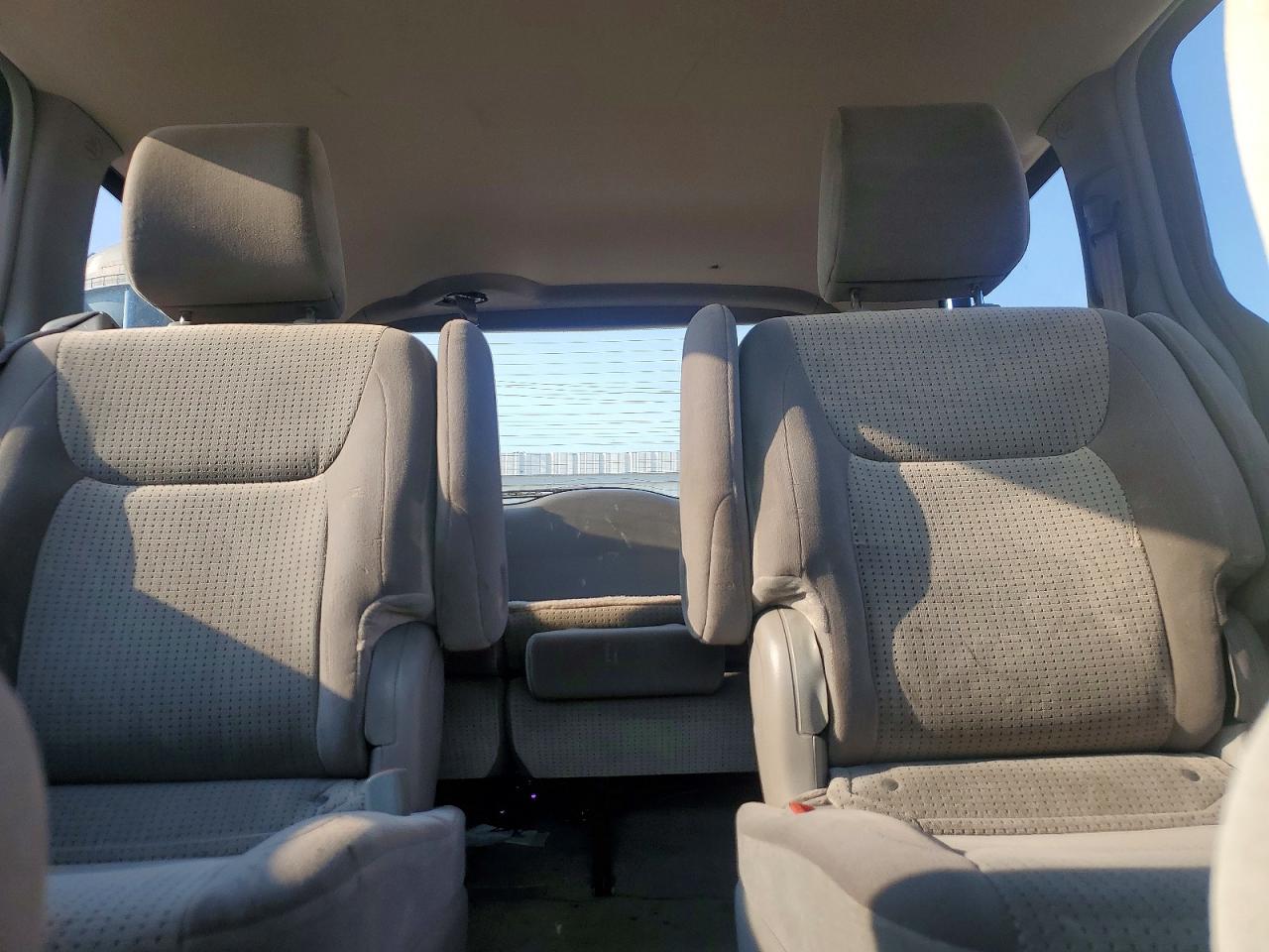 2010 Toyota Sienna Le 7-passenger Gray vin: 5TDKK4CC5AS291965