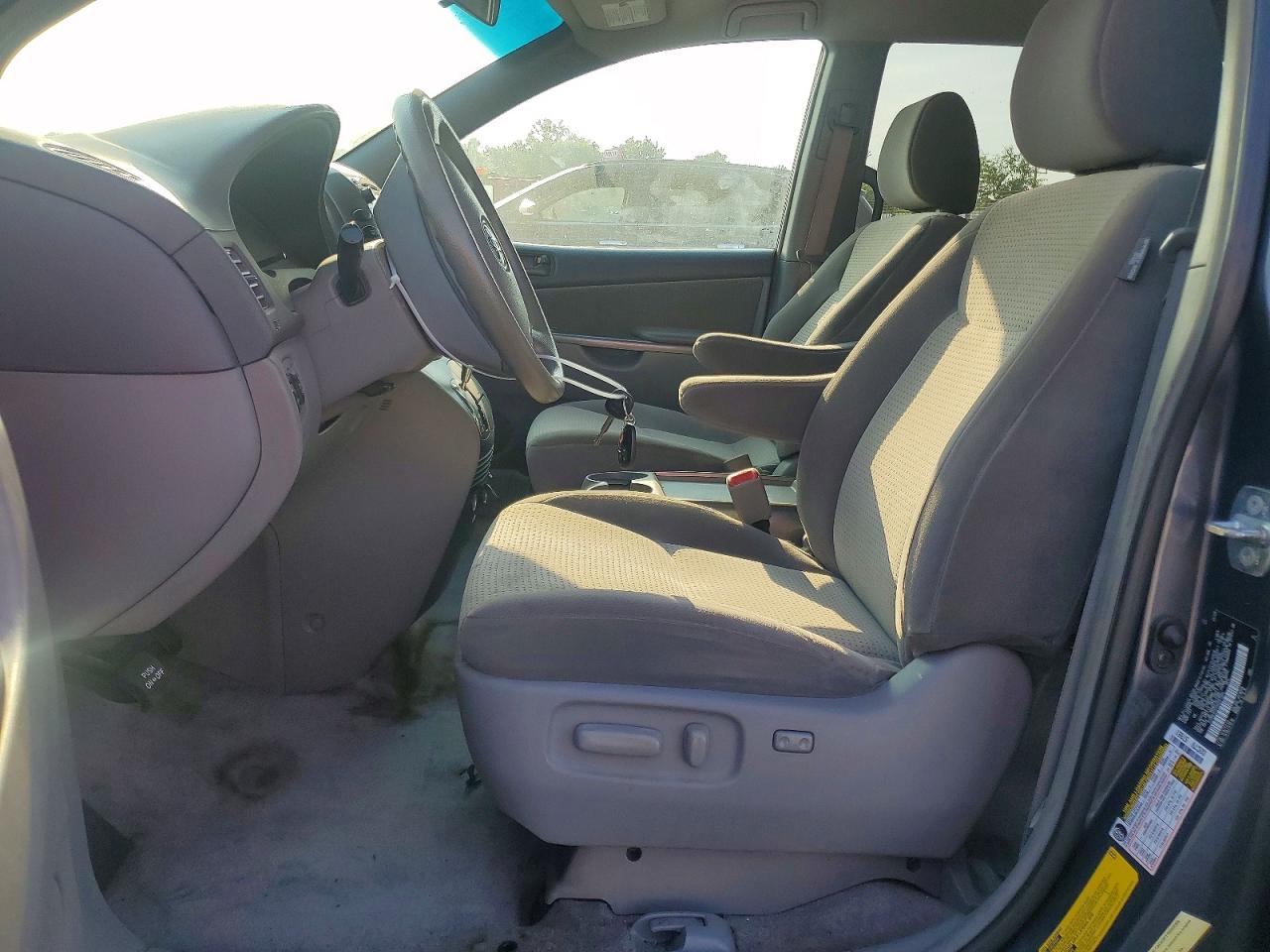 2010 Toyota Sienna Le 7-passenger Gray vin: 5TDKK4CC5AS291965
