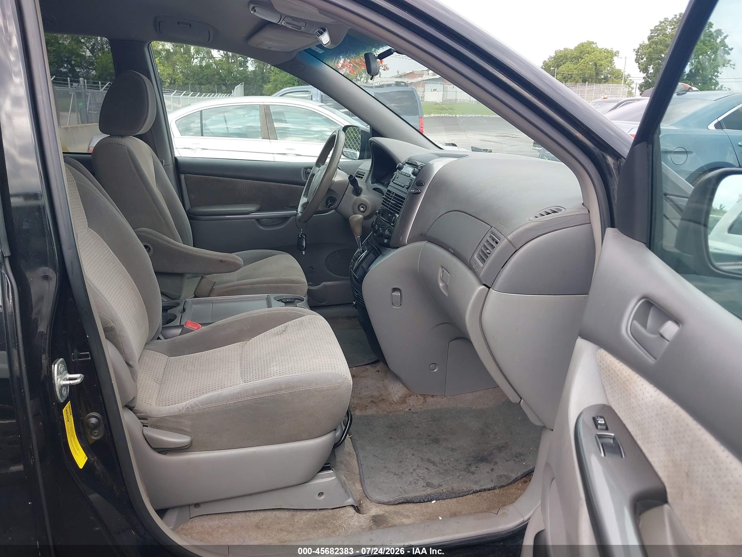 2010 Toyota Sienna Le Black vin: 5TDKK4CC5AS299435