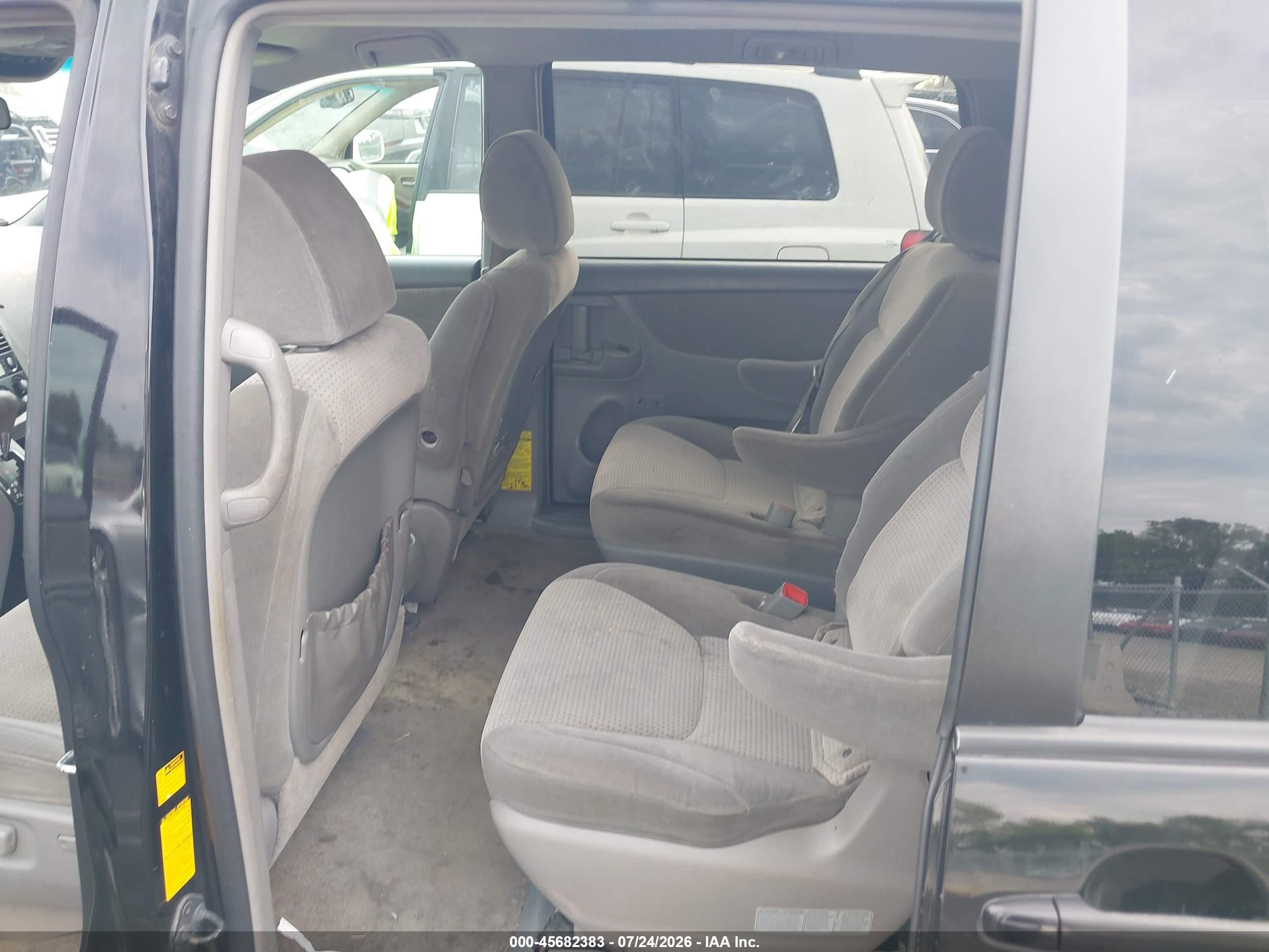 2010 Toyota Sienna Le Black vin: 5TDKK4CC5AS299435