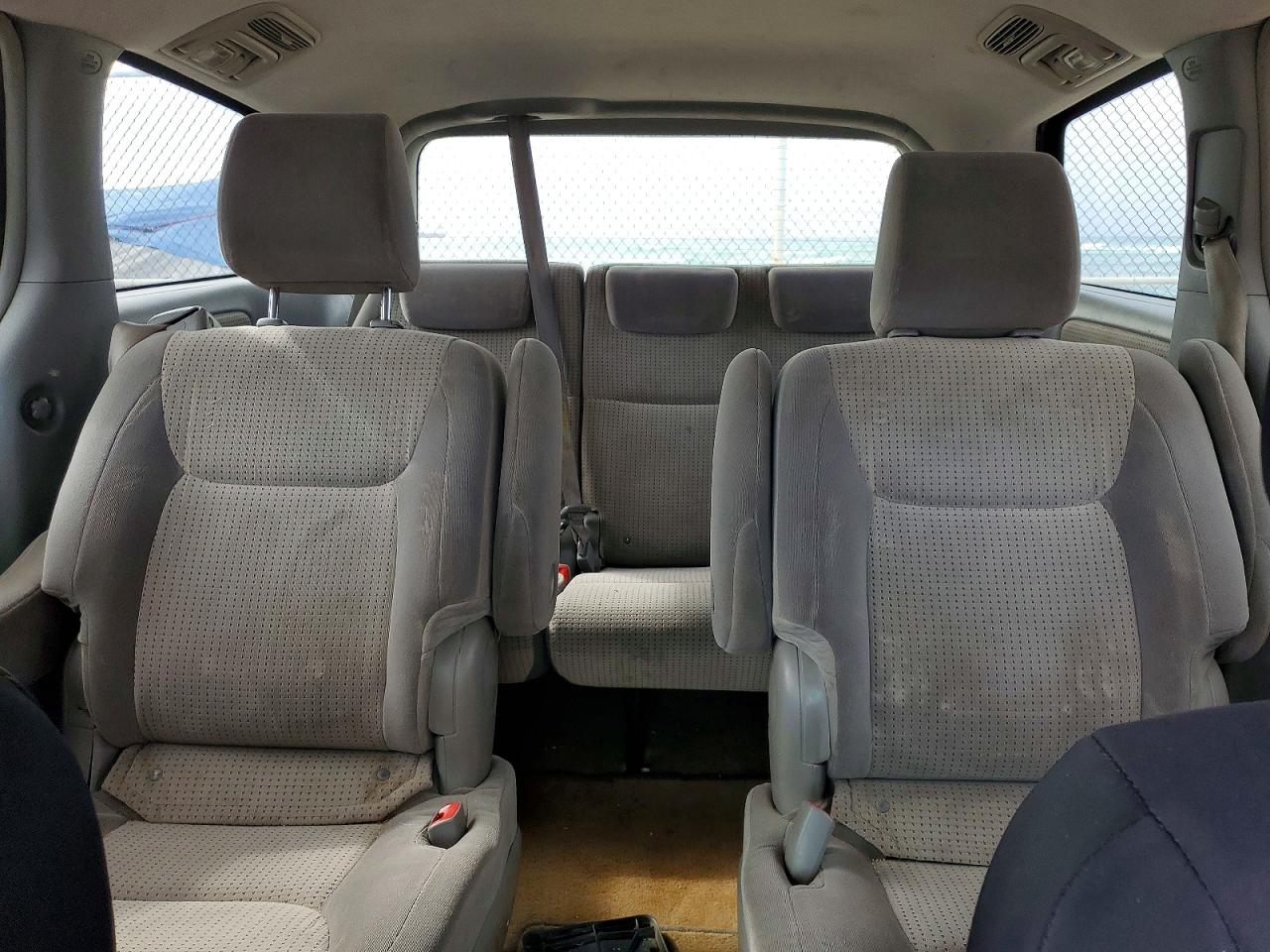 2010 Toyota Sienna Le 7-passenger White vin: 5TDKK4CC5AS306979