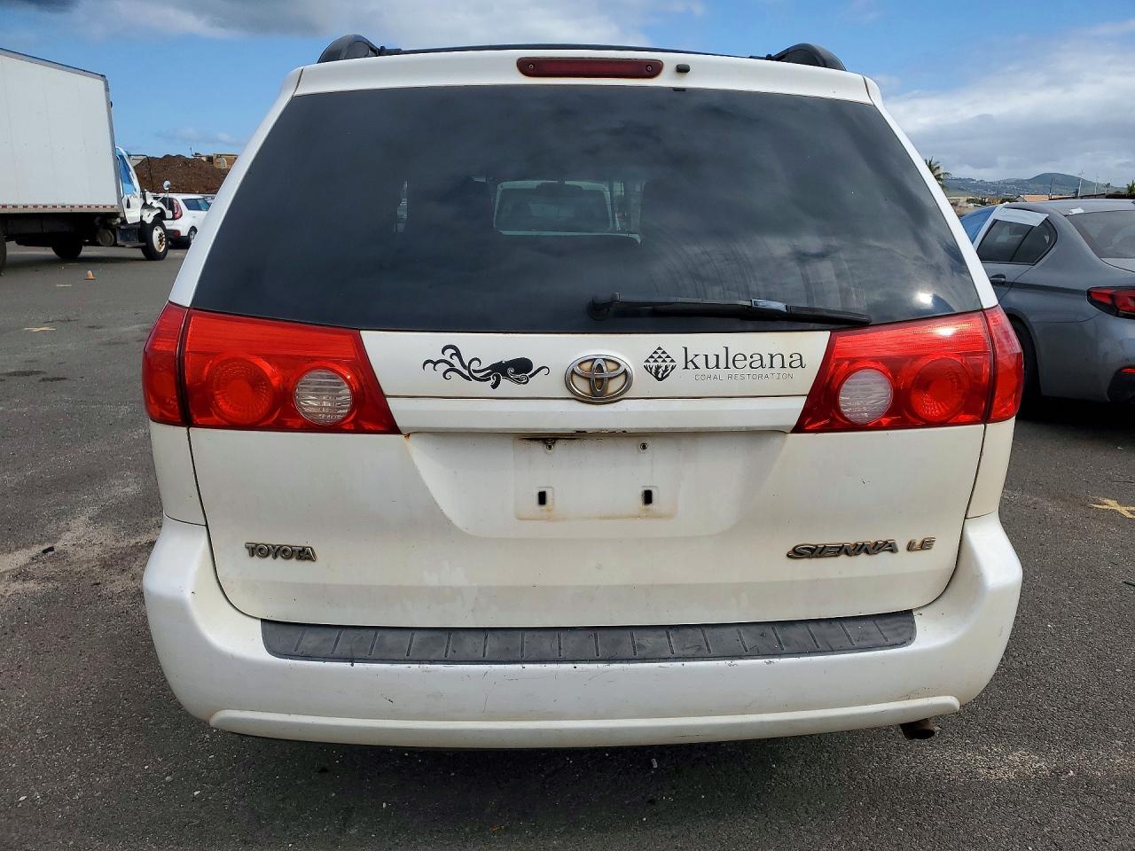 2010 Toyota Sienna Le 7-passenger White vin: 5TDKK4CC5AS306979