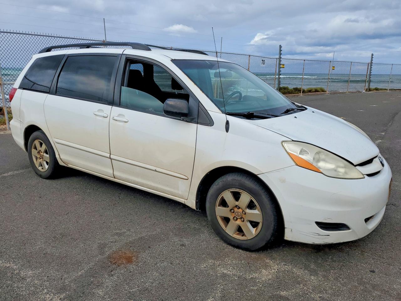 2010 Toyota Sienna Le 7-passenger White vin: 5TDKK4CC5AS306979