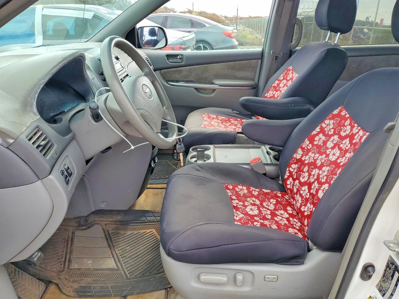 2010 Toyota Sienna Le 7-passenger White vin: 5TDKK4CC5AS306979