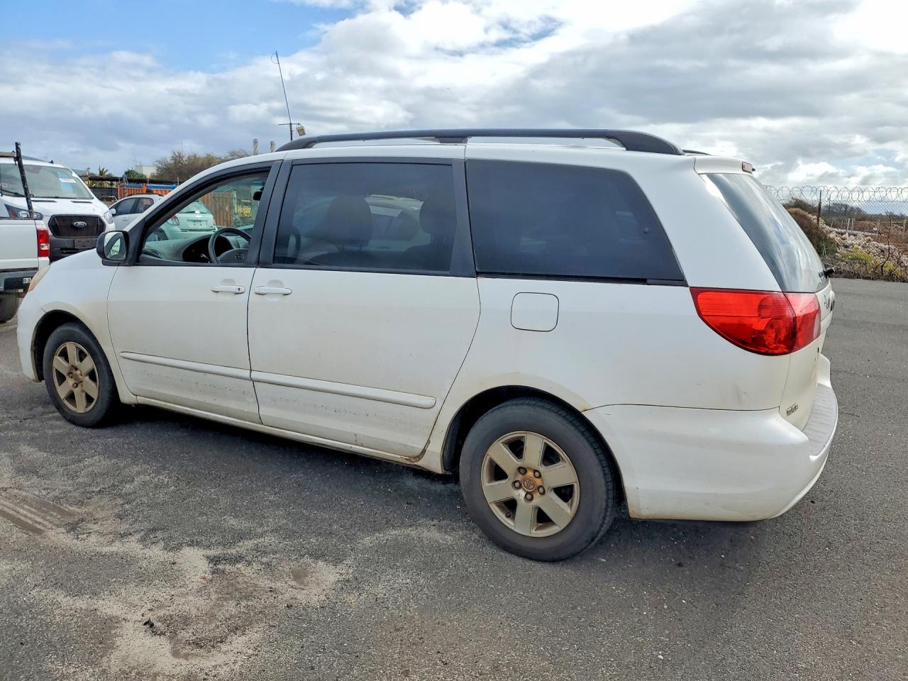 2010 Toyota Sienna Le 7-passenger White vin: 5TDKK4CC5AS306979