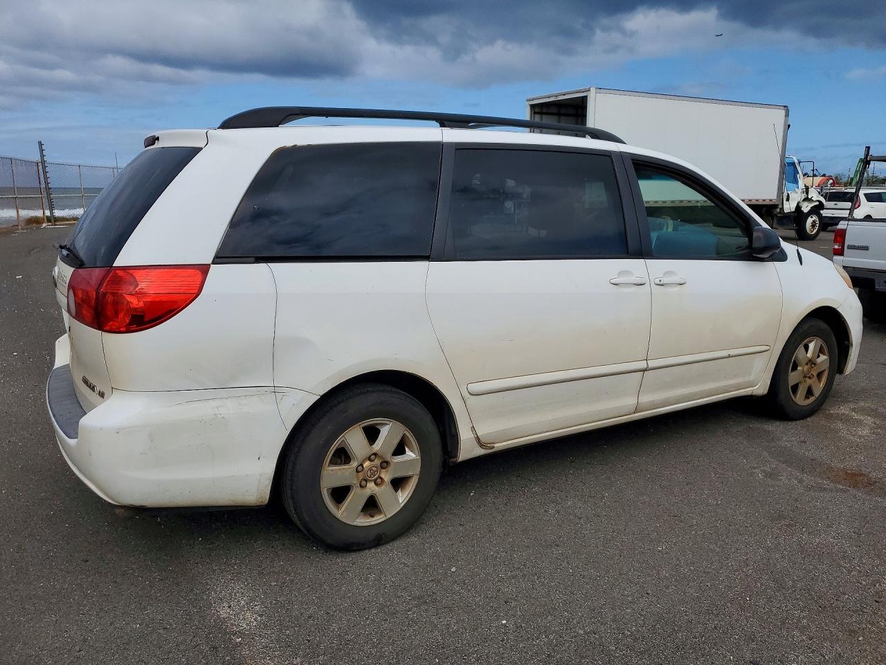 2010 Toyota Sienna Le 7-passenger White vin: 5TDKK4CC5AS306979