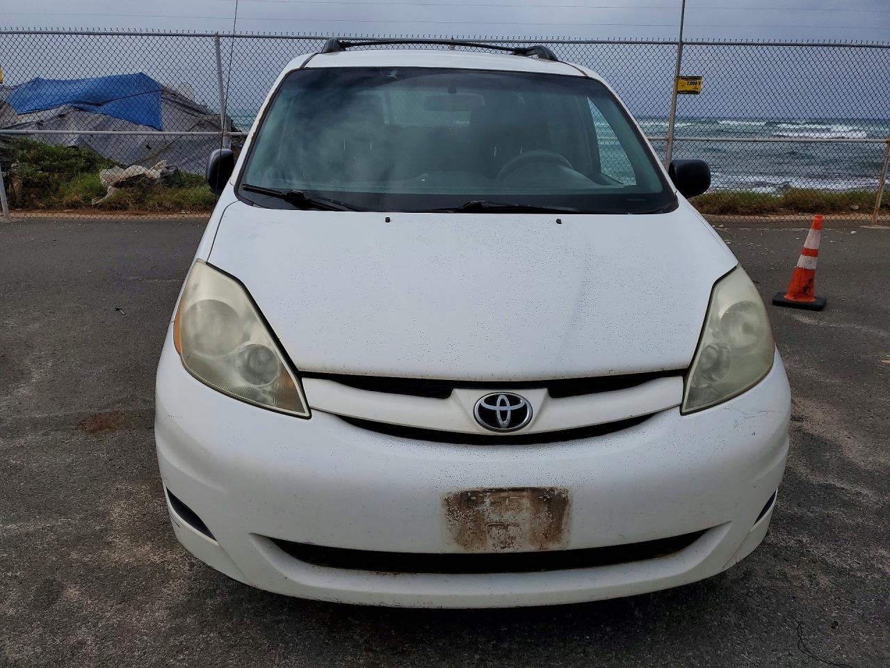 2010 Toyota Sienna Le 7-passenger White vin: 5TDKK4CC5AS306979