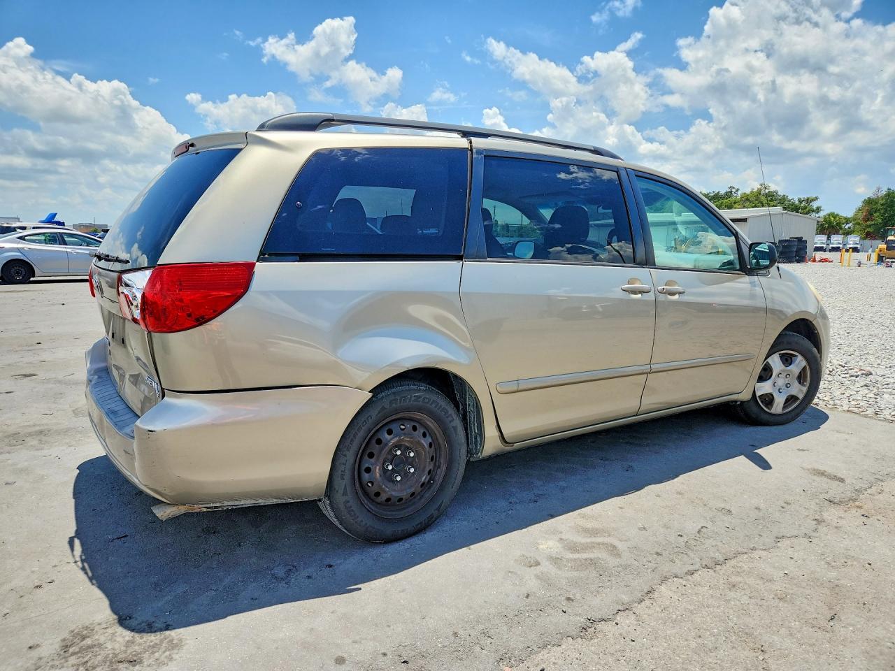2010 Toyota Sienna Le 8-passenger Gold vin: 5TDKK4CC5AS314998