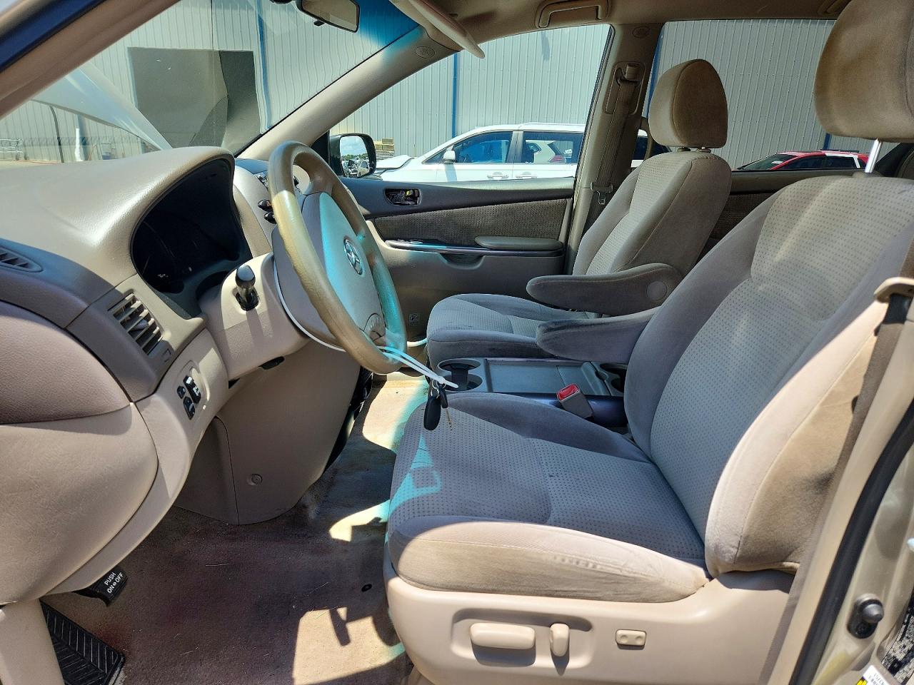 2010 Toyota Sienna Le 8-passenger Gold vin: 5TDKK4CC5AS314998