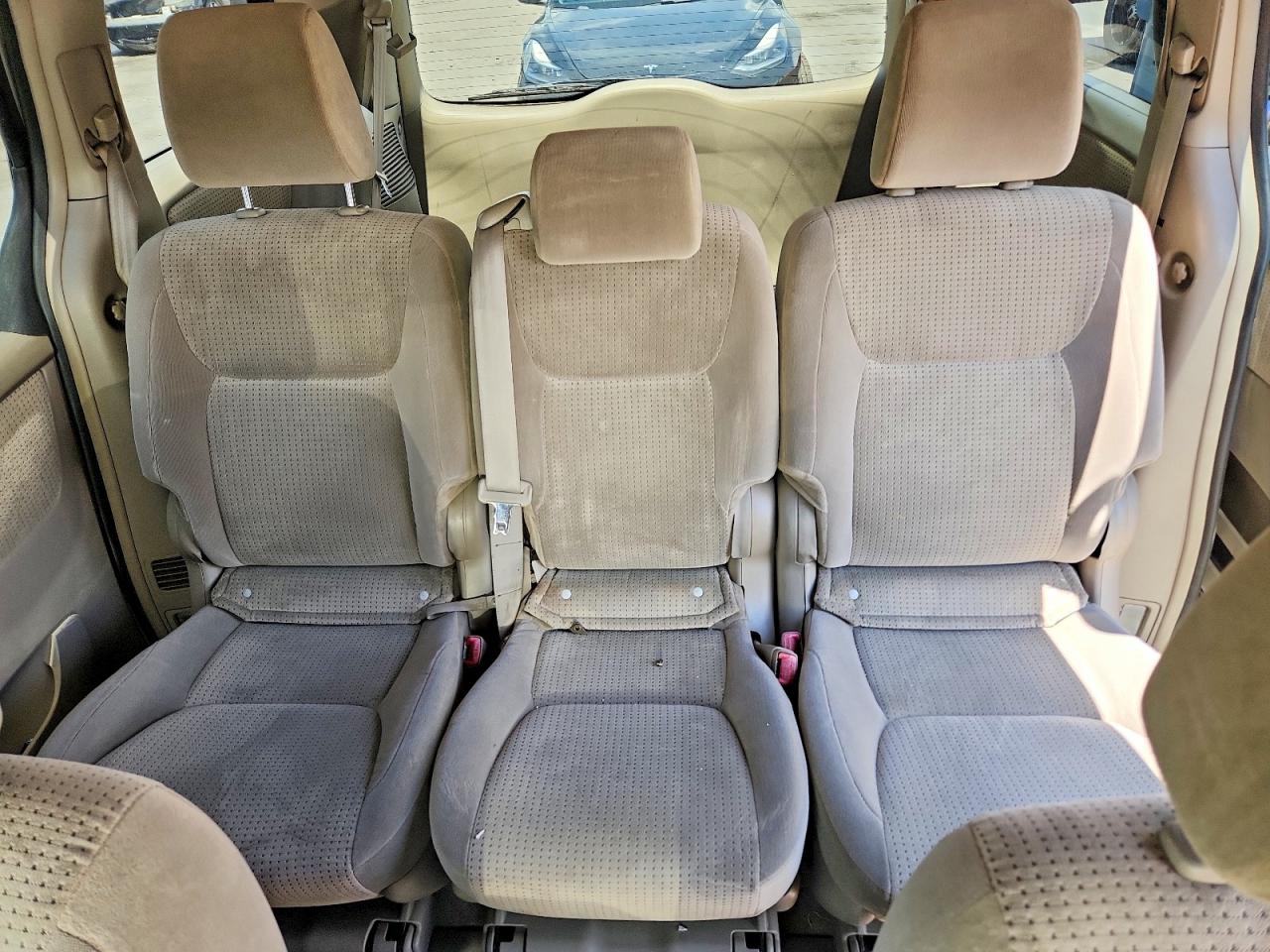 2010 Toyota Sienna Le 8-passenger Gold vin: 5TDKK4CC5AS314998