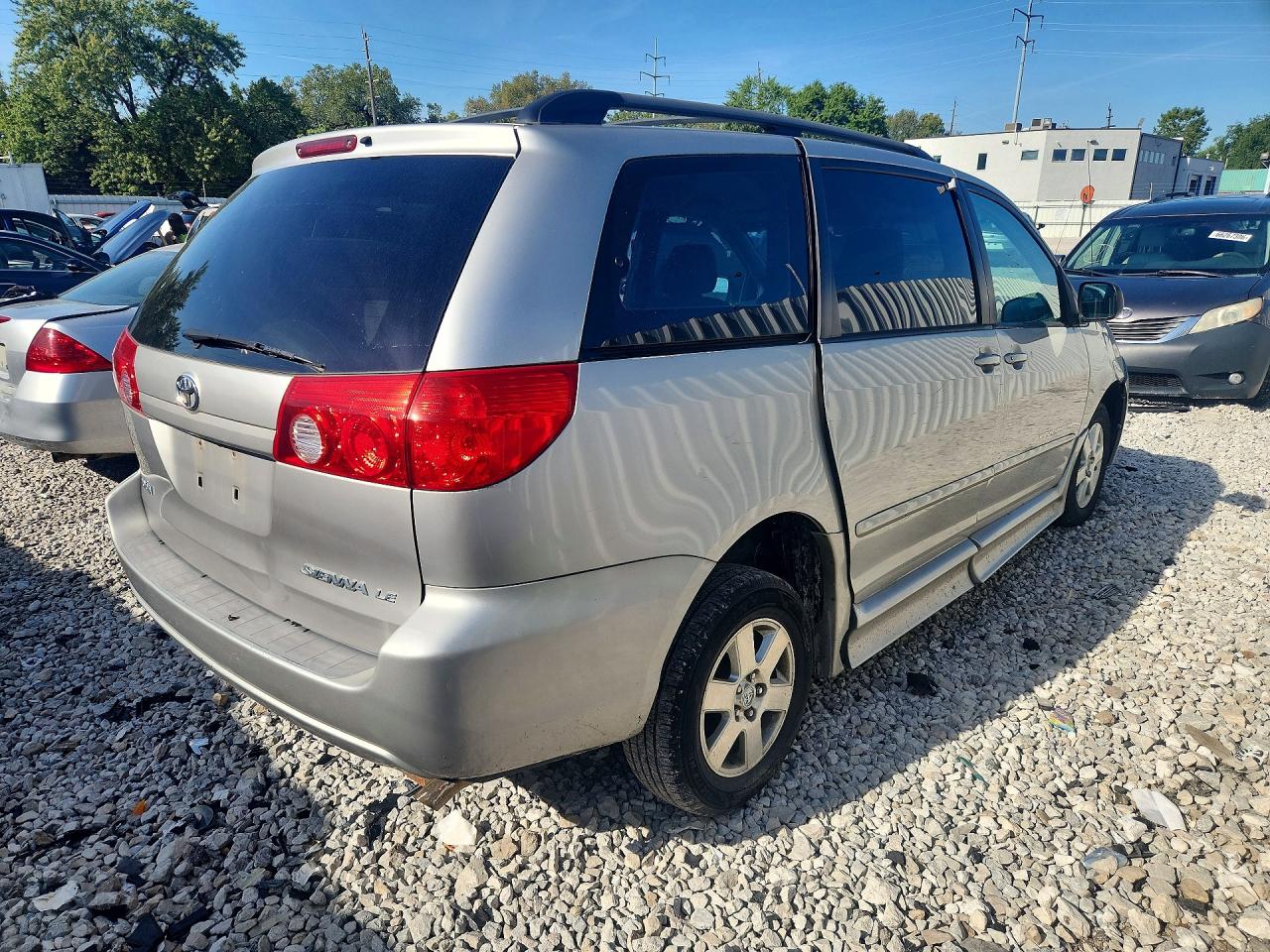 2010 Toyota Sienna Le 8-passenger Серебряный vin: 5TDKK4CC5AS329856