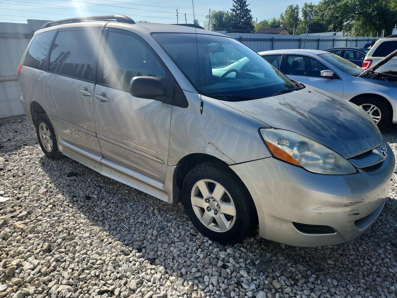 2010 Toyota Sienna Le 8-passenger Серебряный vin: 5TDKK4CC5AS329856