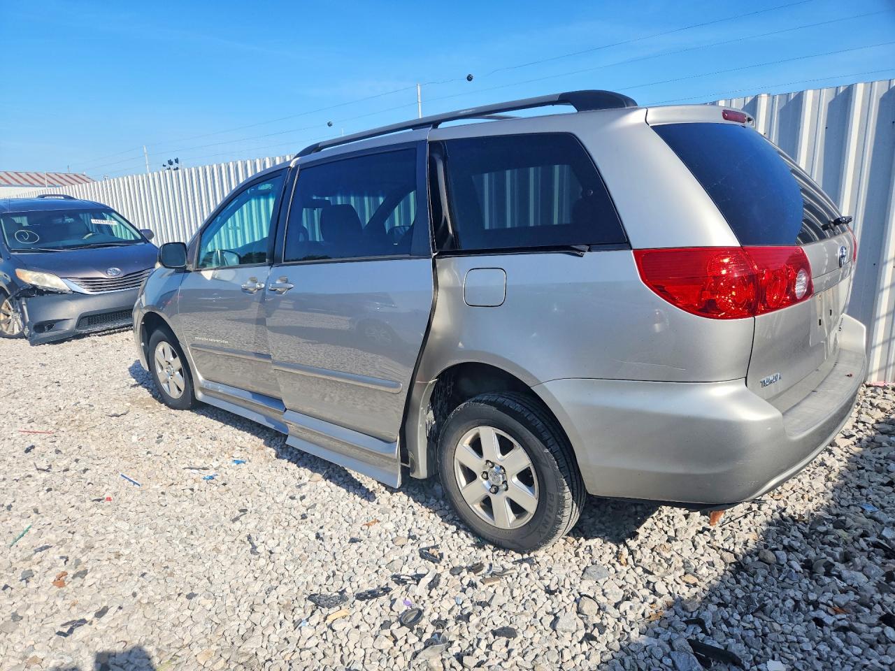 2010 Toyota Sienna Le 8-passenger Серебряный vin: 5TDKK4CC5AS329856