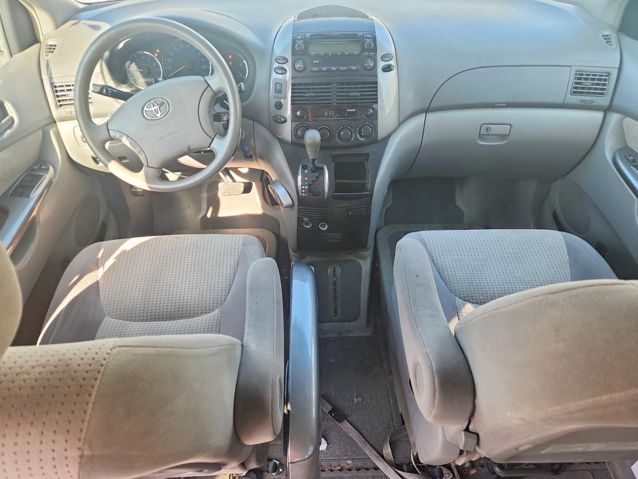 2010 Toyota Sienna Le 8-passenger Серебряный vin: 5TDKK4CC5AS329856
