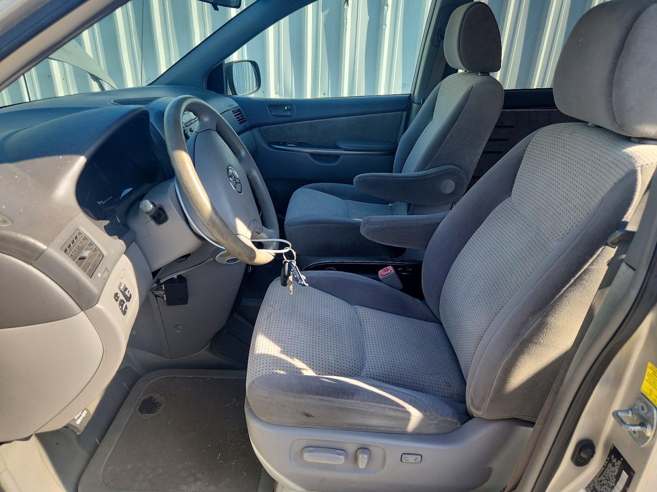 2010 Toyota Sienna Le 8-passenger Серебряный vin: 5TDKK4CC5AS329856