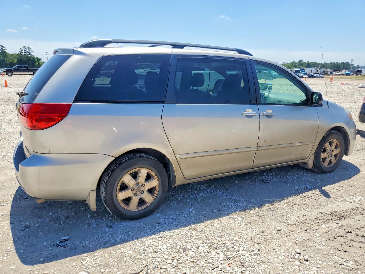 2010 Toyota Sienna Le 7-passenger Silver vin: 5TDKK4CC5AS336094