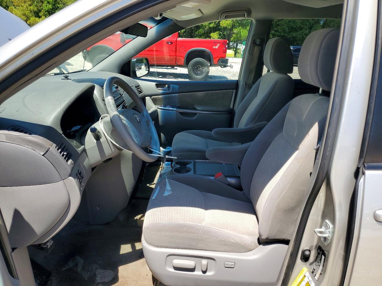 2010 Toyota Sienna Le 7-passenger Silver vin: 5TDKK4CC5AS336094