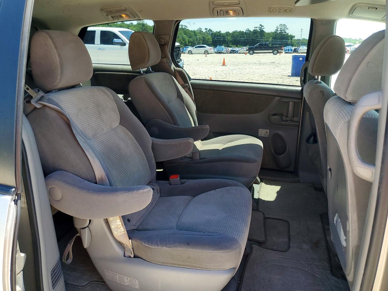 2010 Toyota Sienna Le 7-passenger Silver vin: 5TDKK4CC5AS336094