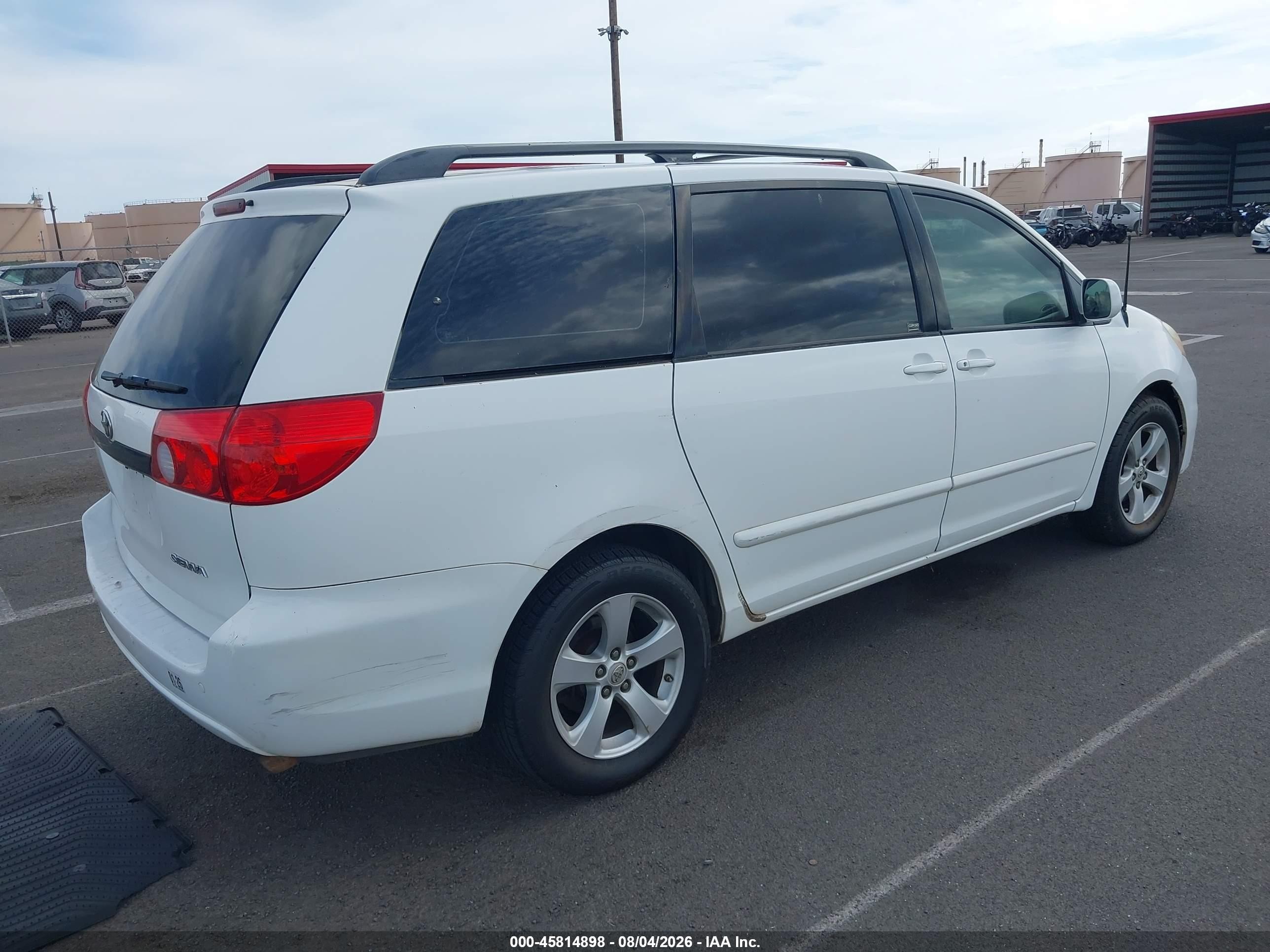 2010 Toyota Sienna Le Белый vin: 5TDKK4CC6AS289089