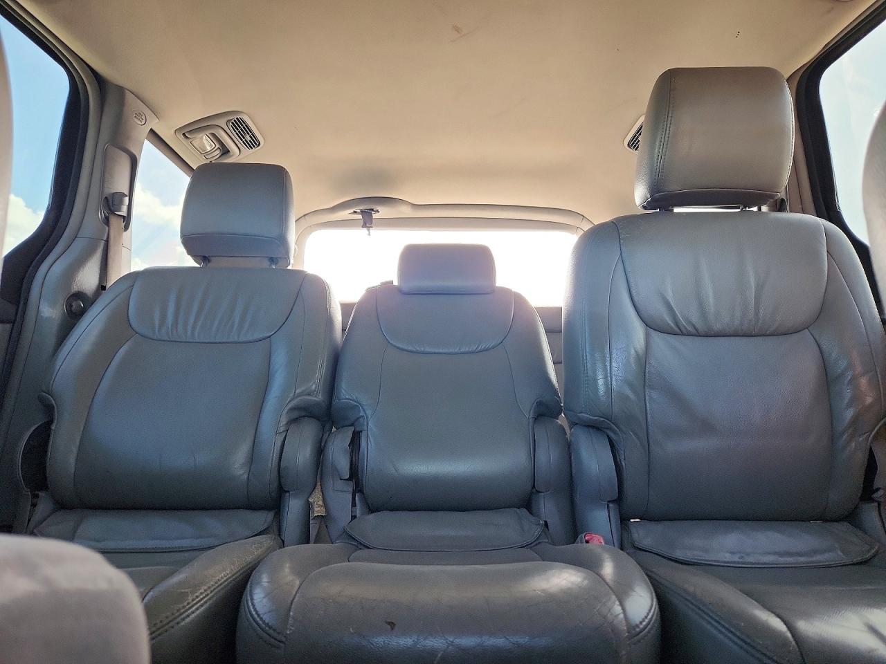 2010 Toyota Sienna Le 8-passenger Silver vin: 5TDKK4CC6AS296284