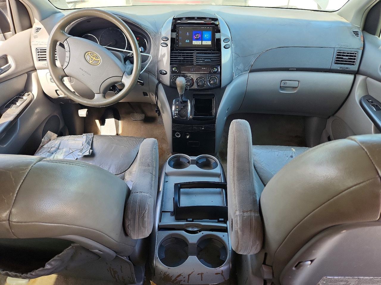 2010 Toyota Sienna Le 8-passenger Silver vin: 5TDKK4CC6AS296284
