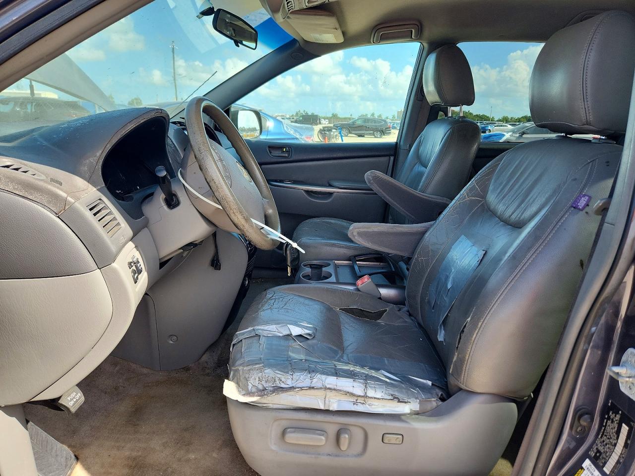 2010 Toyota Sienna Le 8-passenger Silver vin: 5TDKK4CC6AS296284